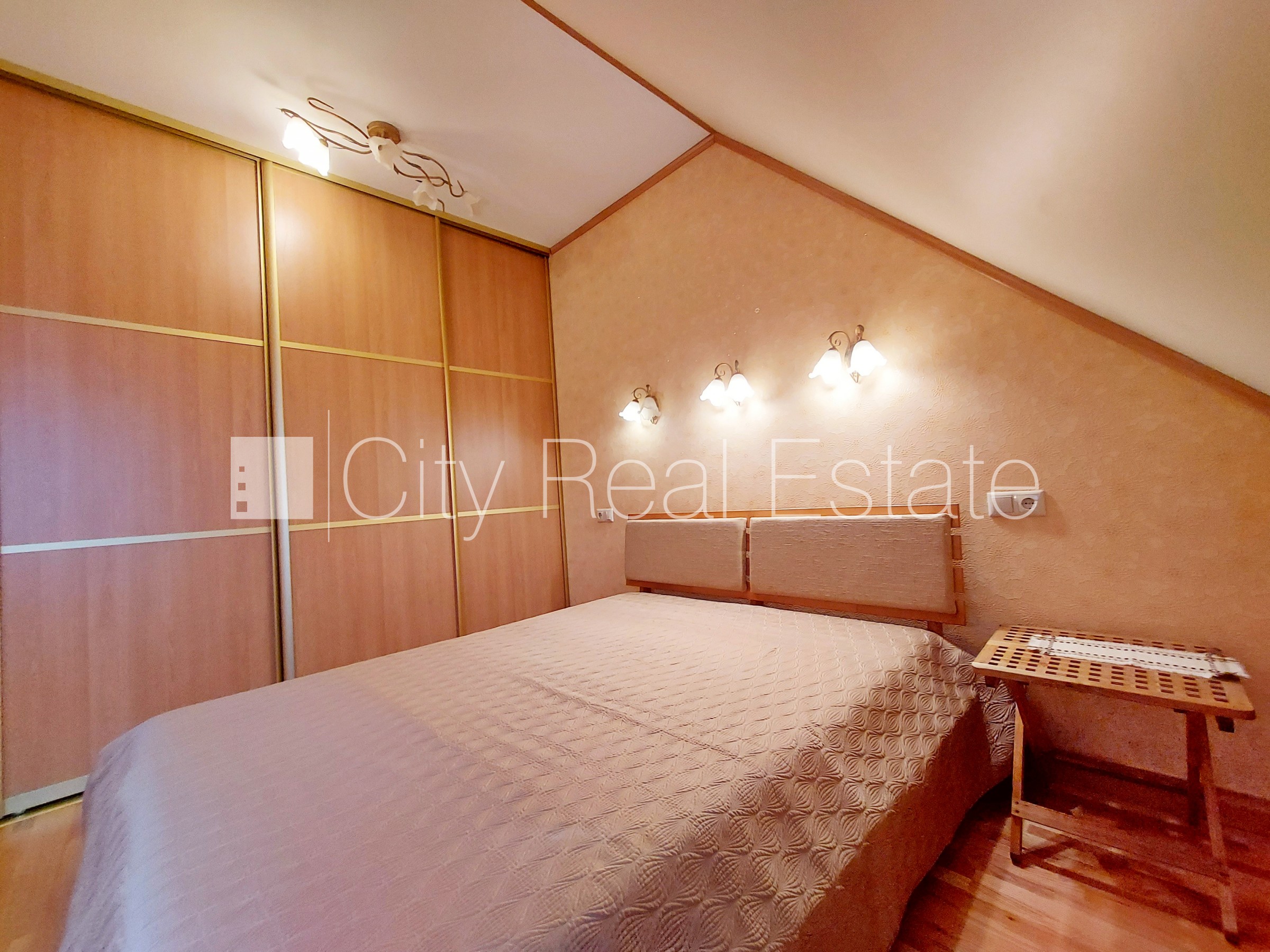 Sludinājumi. Pagalma ēka, labiekārtots apzaļumots pagalms, ieeja no pagalma, mansards, kāpņu telpa pēc Cena: 220000 EUR Foto #5