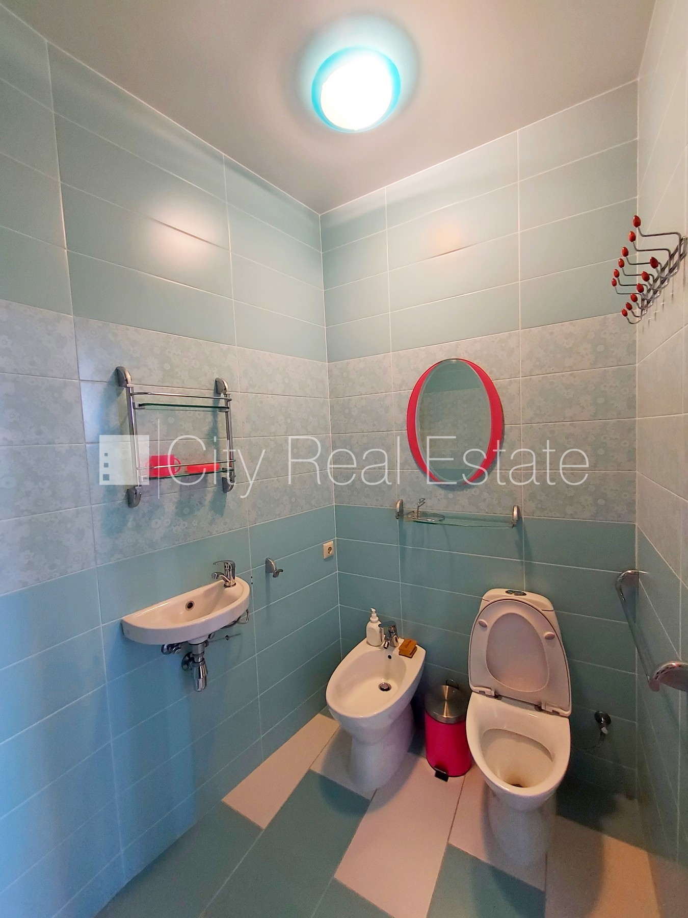 Sludinājumi. Pagalma ēka, labiekārtots apzaļumots pagalms, ieeja no pagalma, mansards, kāpņu telpa pēc Cena: 220000 EUR Foto #15