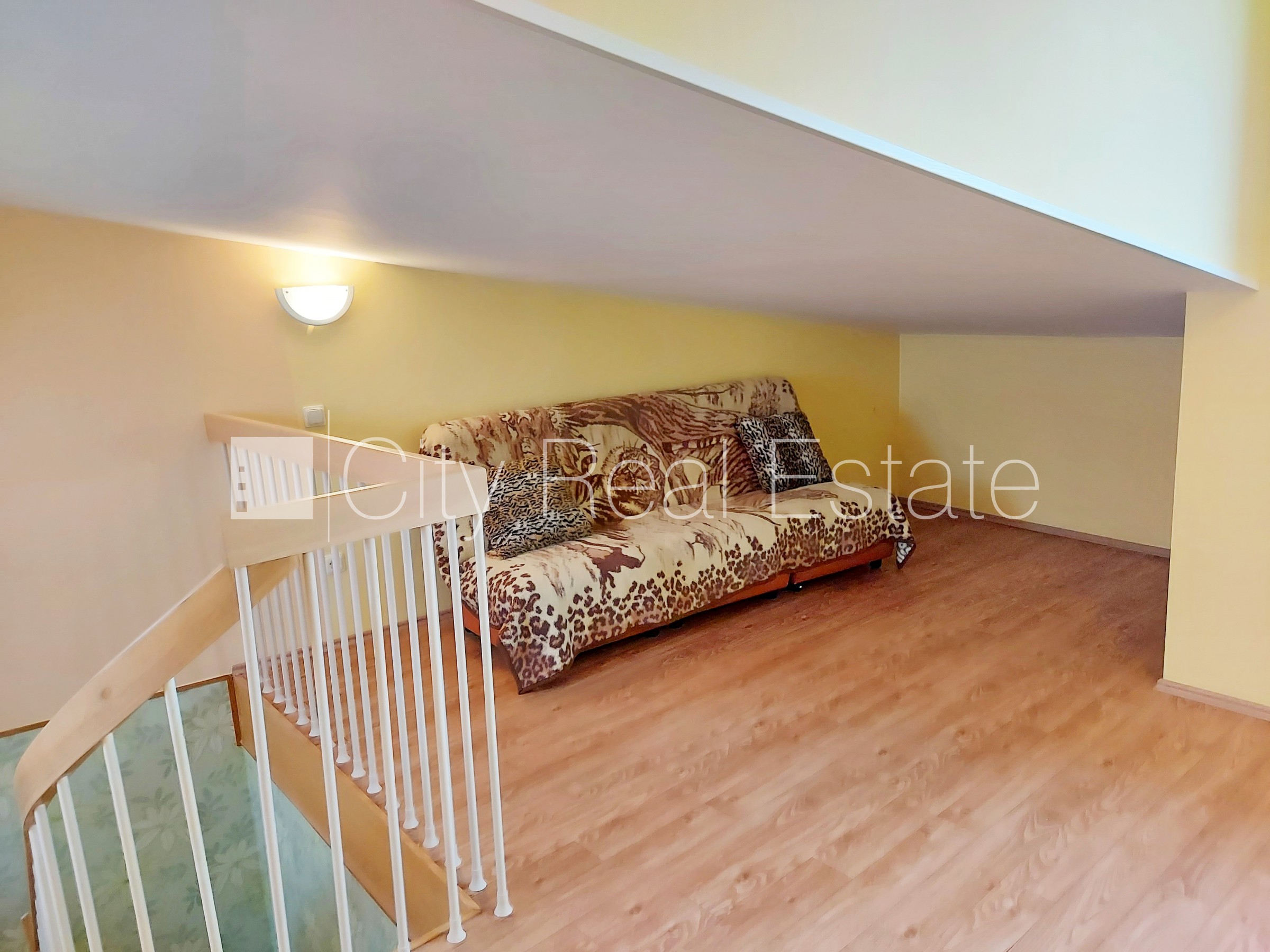 Sludinājumi. Pagalma ēka, labiekārtots apzaļumots pagalms, ieeja no pagalma, mansards, kāpņu telpa pēc Cena: 220000 EUR Foto #11