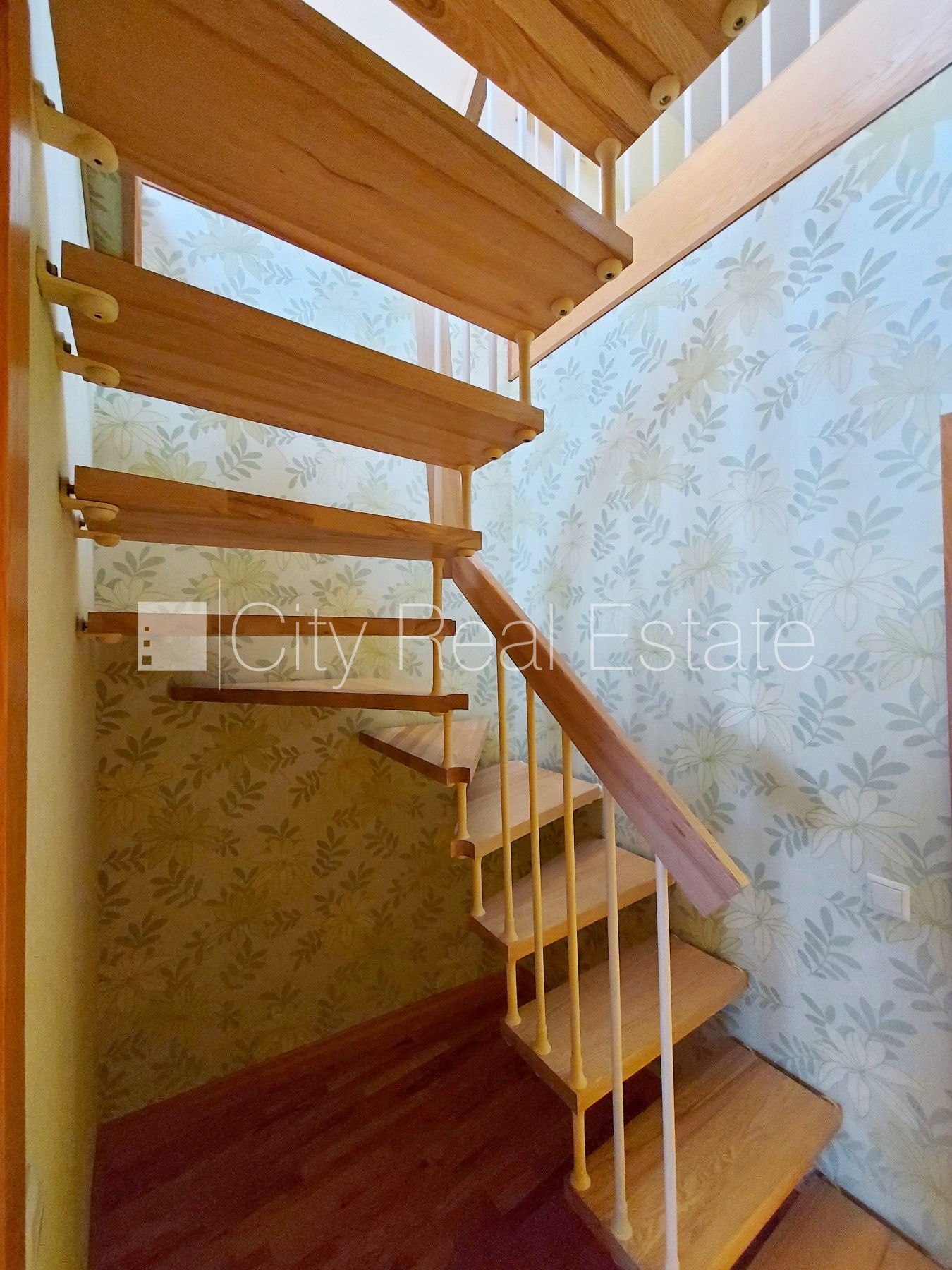 Sludinājumi. Pagalma ēka, labiekārtots apzaļumots pagalms, ieeja no pagalma, mansards, kāpņu telpa pēc Cena: 220000 EUR Foto #10