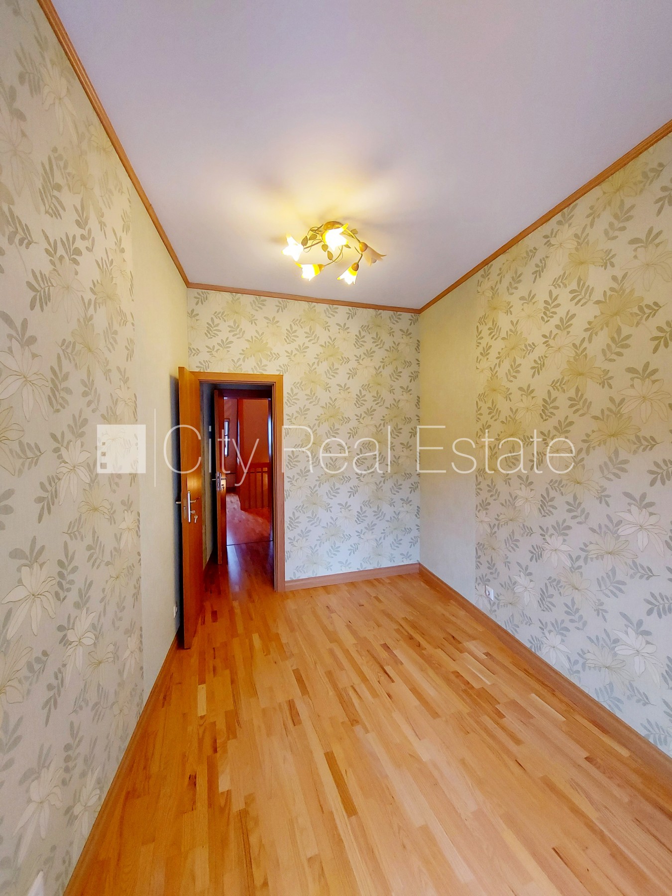 Sludinājumi. Pagalma ēka, labiekārtots apzaļumots pagalms, ieeja no pagalma, mansards, kāpņu telpa pēc Cena: 220000 EUR Foto #8