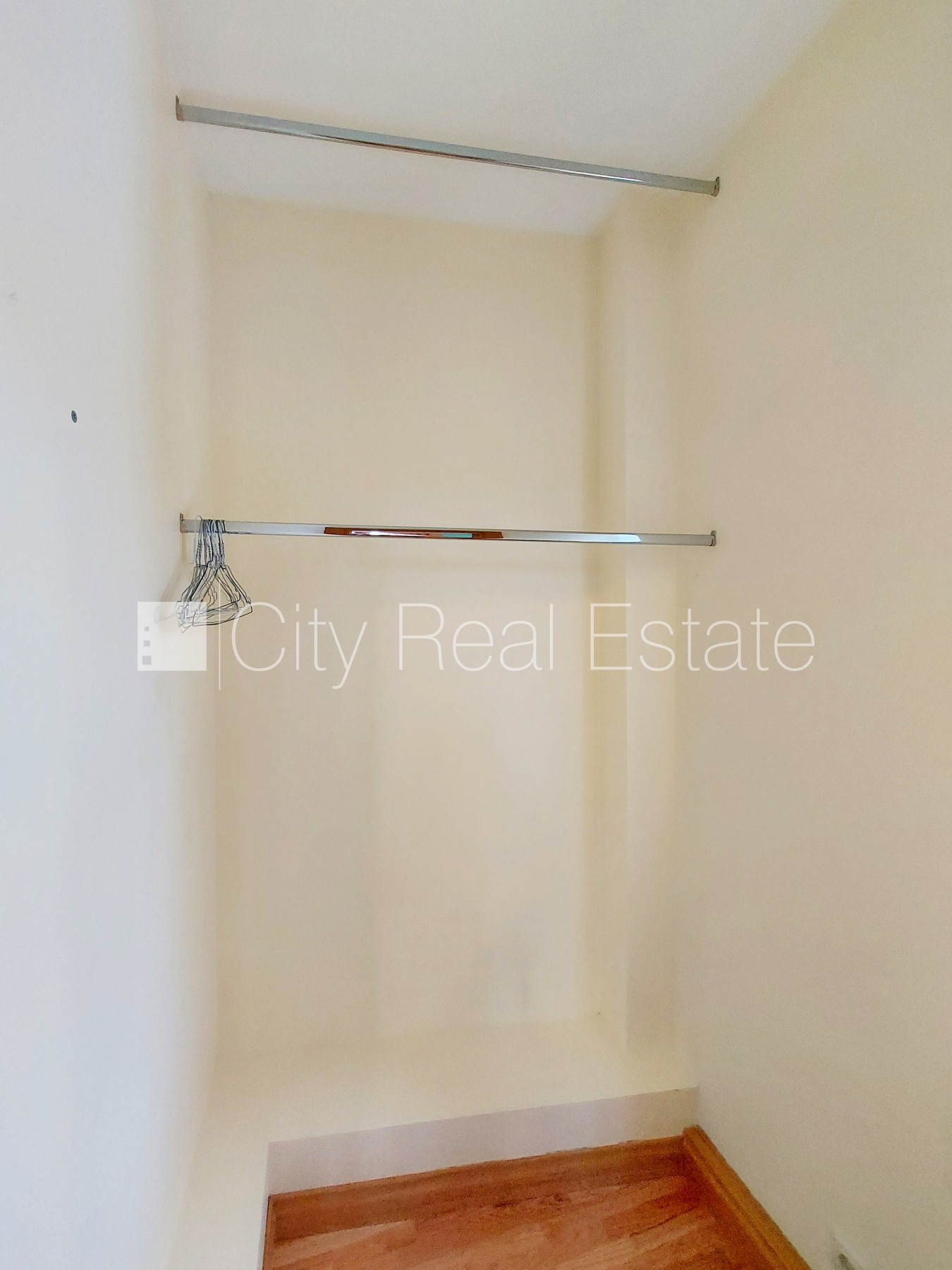 Sludinājumi. Pagalma ēka, labiekārtots apzaļumots pagalms, ieeja no pagalma, mansards, kāpņu telpa pēc Cena: 220000 EUR Foto #7