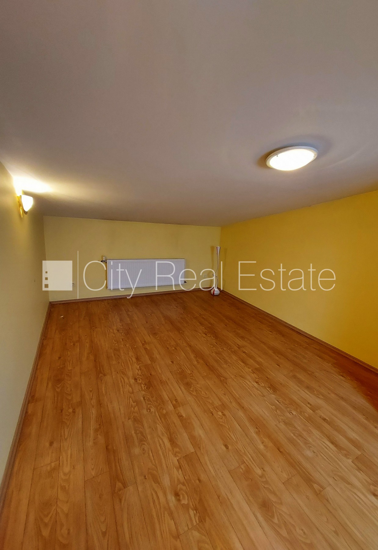 Sludinājumi. Pagalma ēka, labiekārtots apzaļumots pagalms, ieeja no pagalma, mansards, kāpņu telpa pēc Cena: 220000 EUR Foto #12