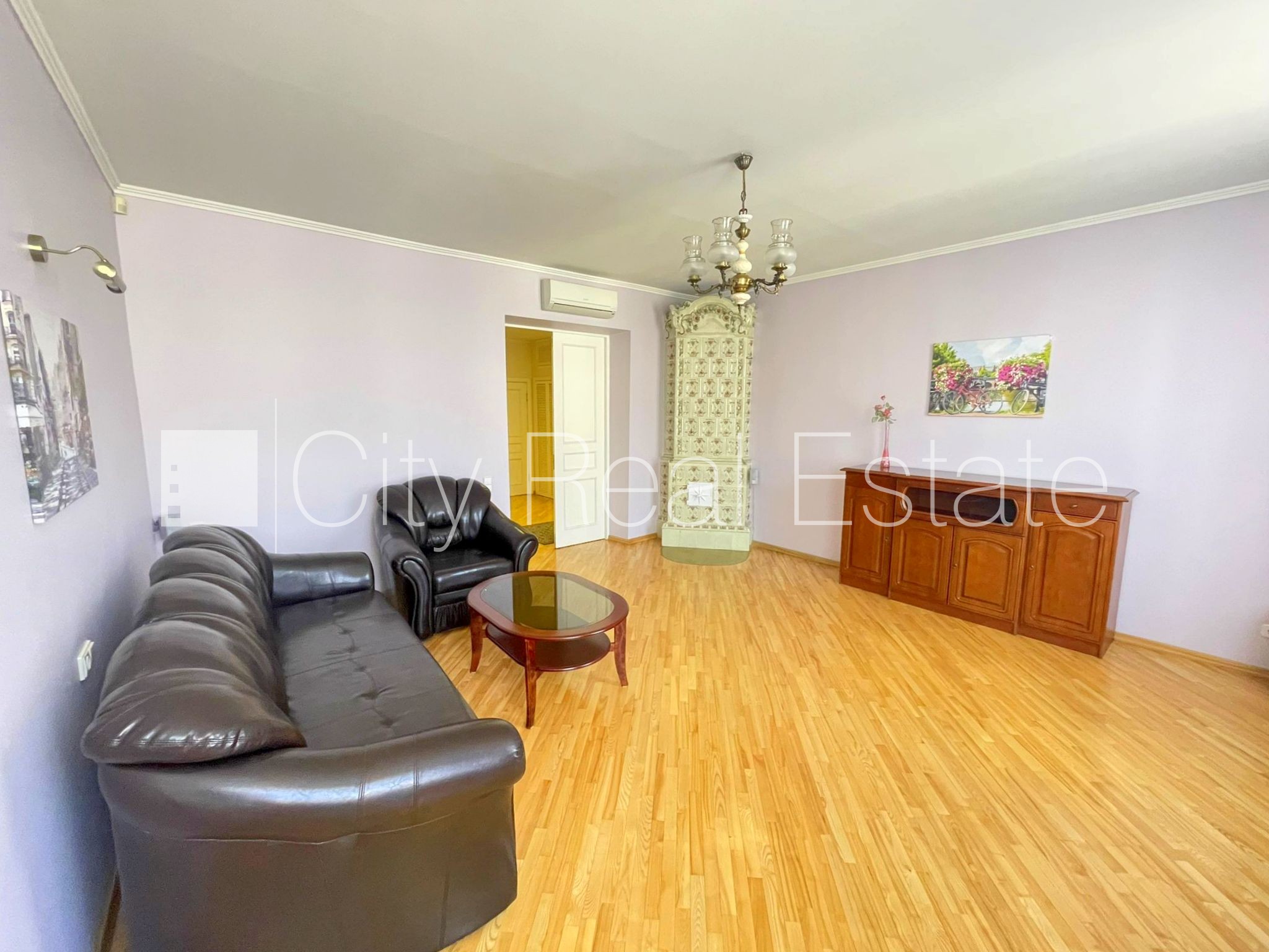 Объявление. Здание во дворе, закрытый двор, вход со двора, окна выходят во двор, количество спален 3 шт., Цена: 890 EUR/мес. Foto #1