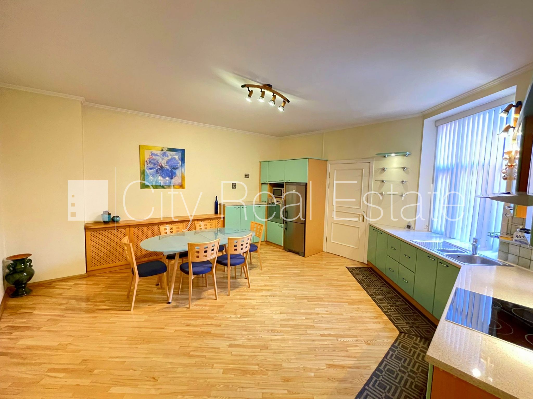 Объявление. Здание во дворе, закрытый двор, вход со двора, окна выходят во двор, количество спален 3 шт., Цена: 890 EUR/мес. Foto #10