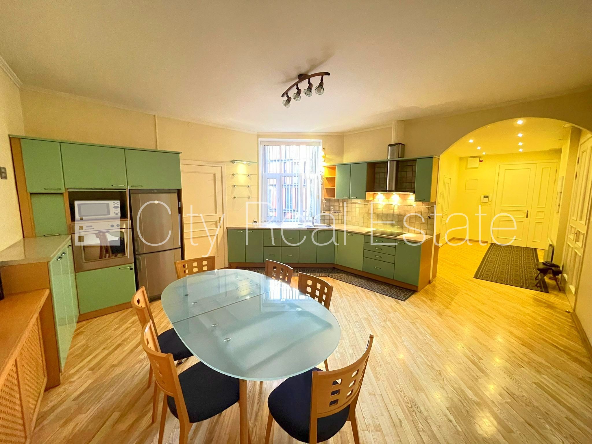 Объявление. Здание во дворе, закрытый двор, вход со двора, окна выходят во двор, количество спален 3 шт., Цена: 890 EUR/мес. Foto #9