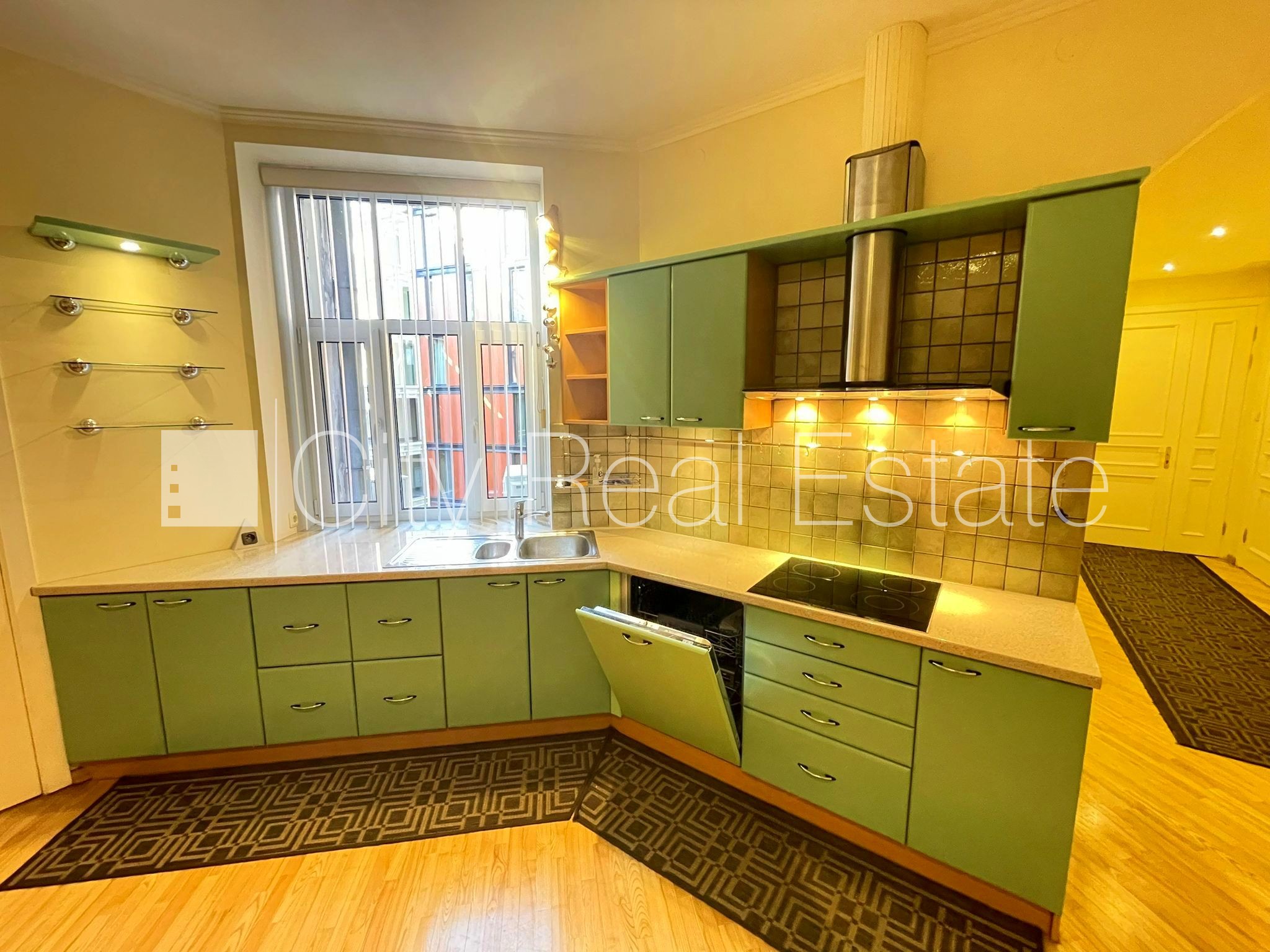 Объявление. Здание во дворе, закрытый двор, вход со двора, окна выходят во двор, количество спален 3 шт., Цена: 890 EUR/мес. Foto #11