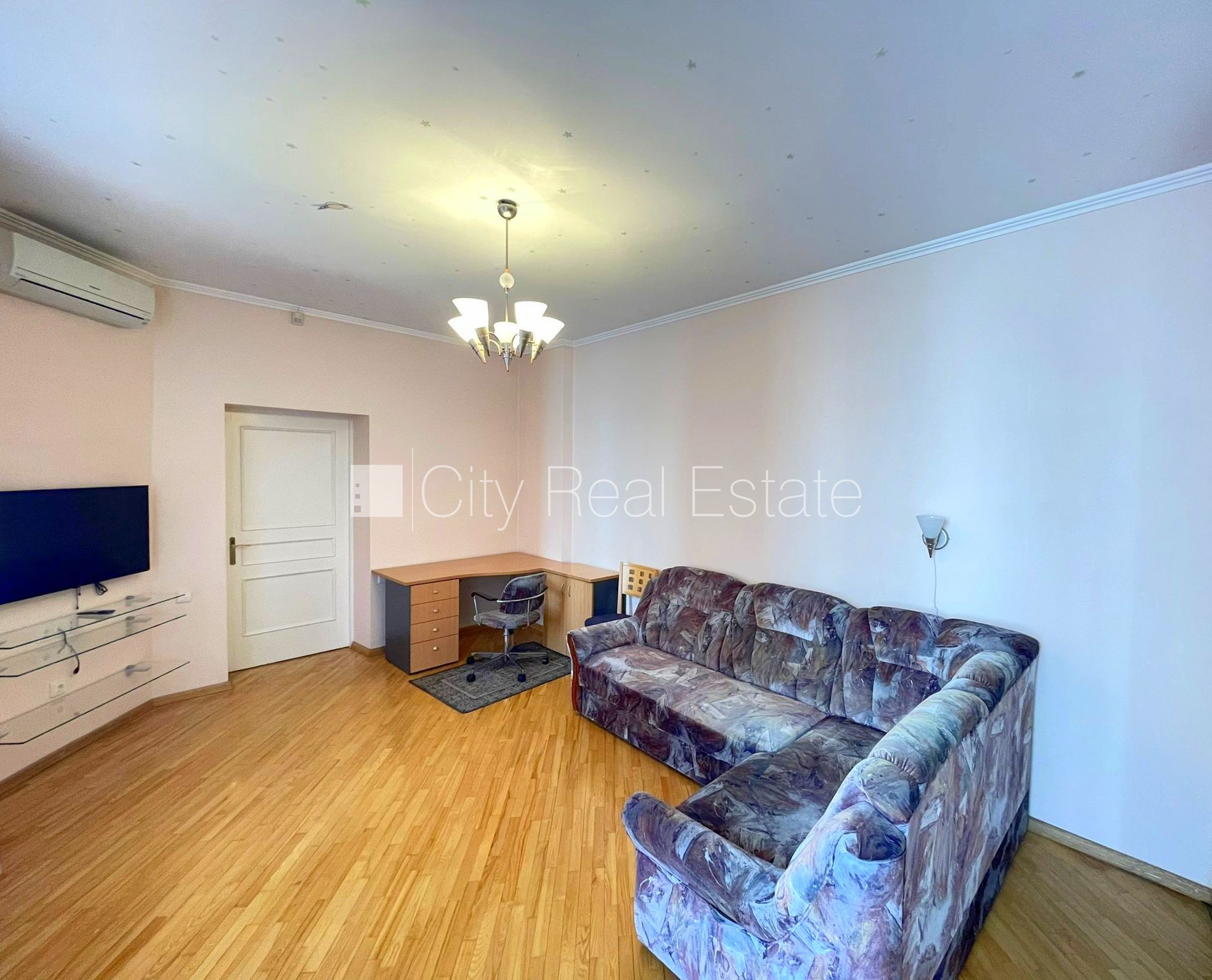 Объявление. Здание во дворе, закрытый двор, вход со двора, окна выходят во двор, количество спален 3 шт., Цена: 890 EUR/мес. Foto #4