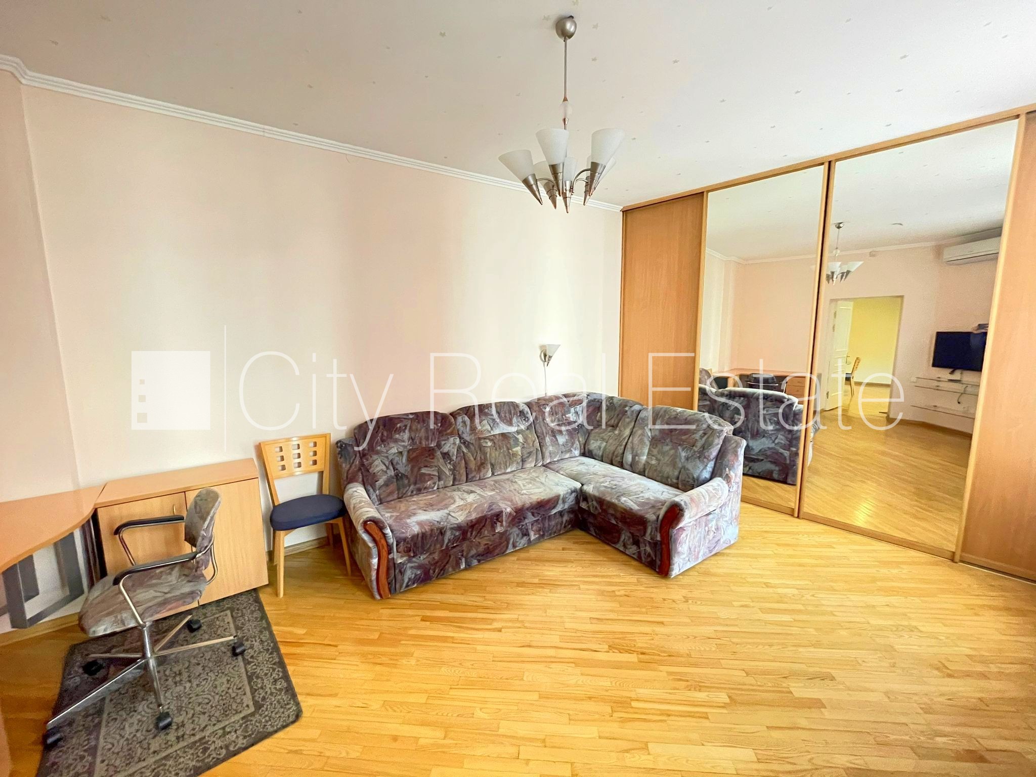 Объявление. Здание во дворе, закрытый двор, вход со двора, окна выходят во двор, количество спален 3 шт., Цена: 890 EUR/мес. Foto #5