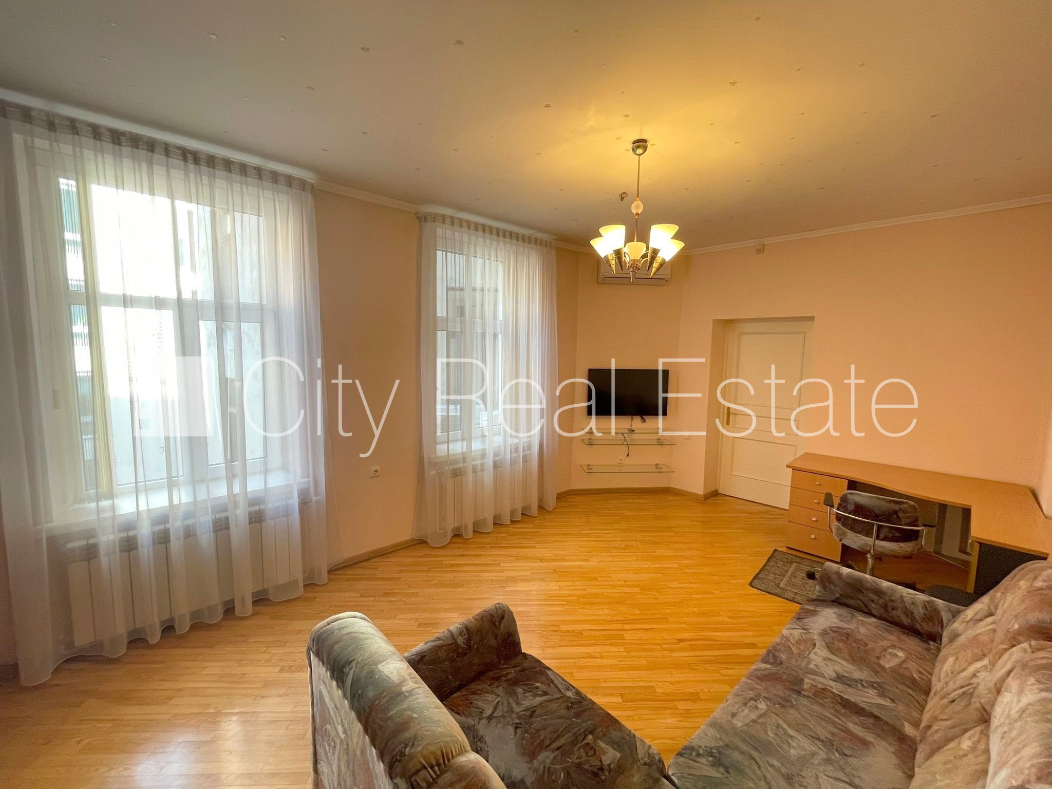 Объявление. Здание во дворе, закрытый двор, вход со двора, окна выходят во двор, количество спален 3 шт., Цена: 890 EUR/мес. Foto #3