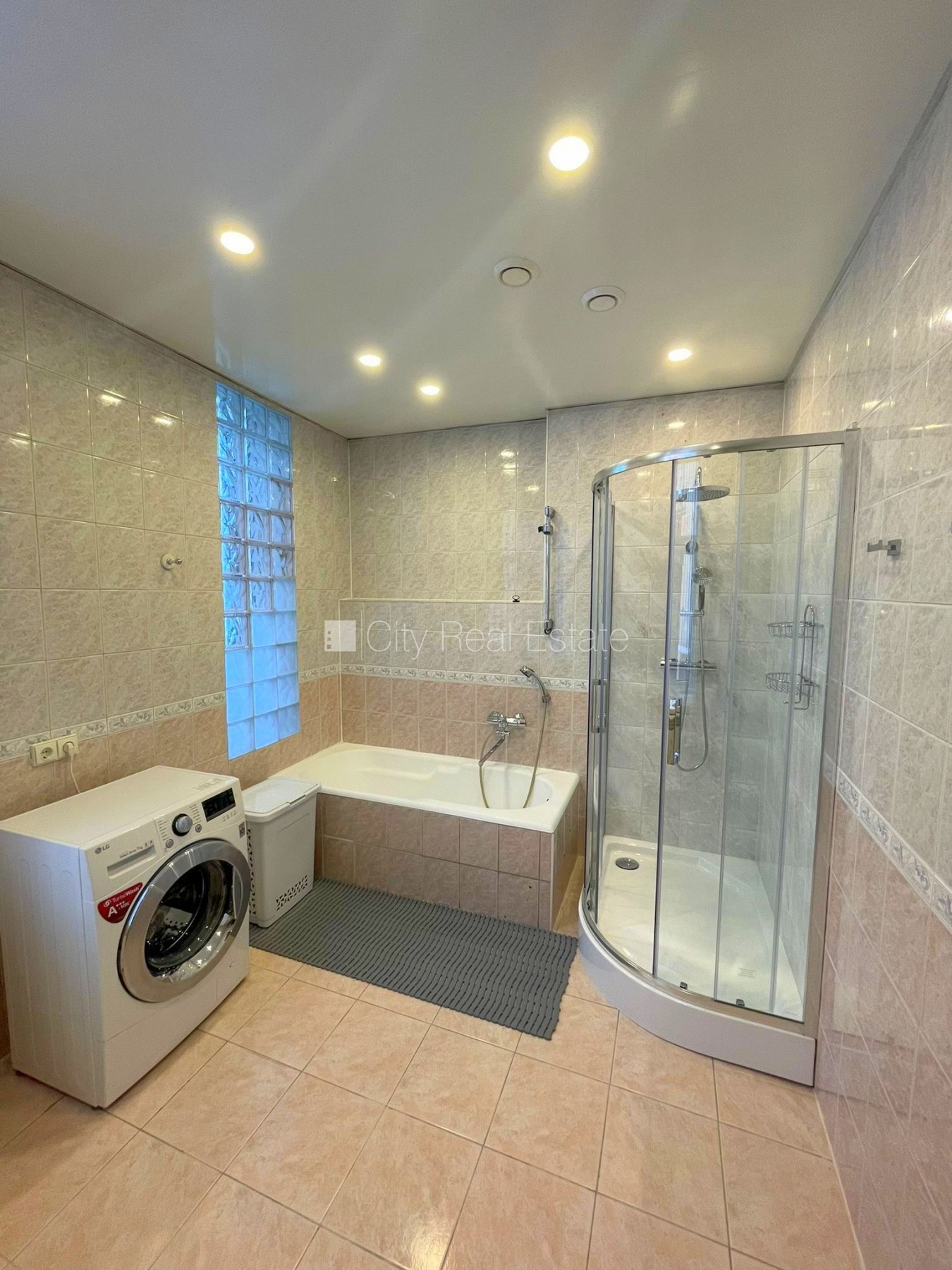 Объявление. Здание во дворе, закрытый двор, вход со двора, окна выходят во двор, количество спален 3 шт., Цена: 890 EUR/мес. Foto #16