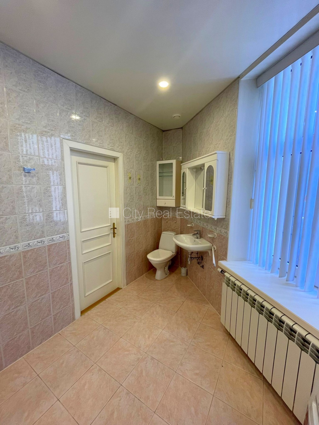 Объявление. Здание во дворе, закрытый двор, вход со двора, окна выходят во двор, количество спален 3 шт., Цена: 890 EUR/мес. Foto #17