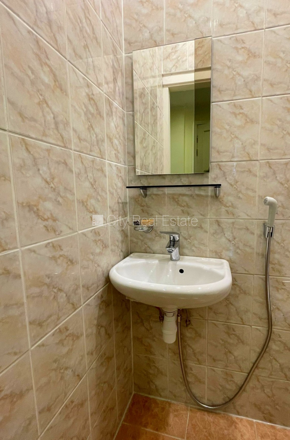 Объявление. Здание во дворе, закрытый двор, вход со двора, окна выходят во двор, количество спален 3 шт., Цена: 890 EUR/мес. Foto #19