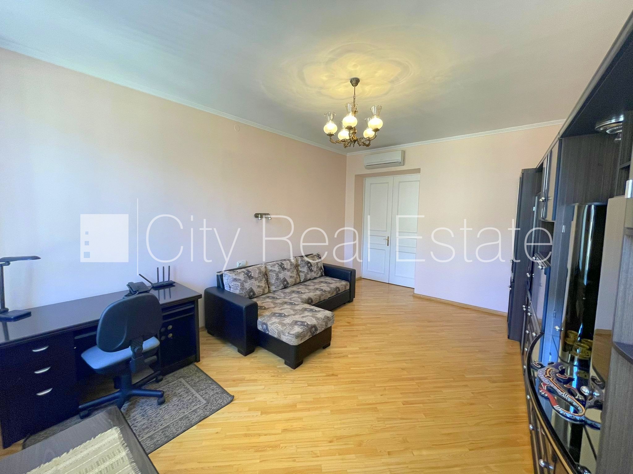 Объявление. Здание во дворе, закрытый двор, вход со двора, окна выходят во двор, количество спален 3 шт., Цена: 890 EUR/мес. Foto #8