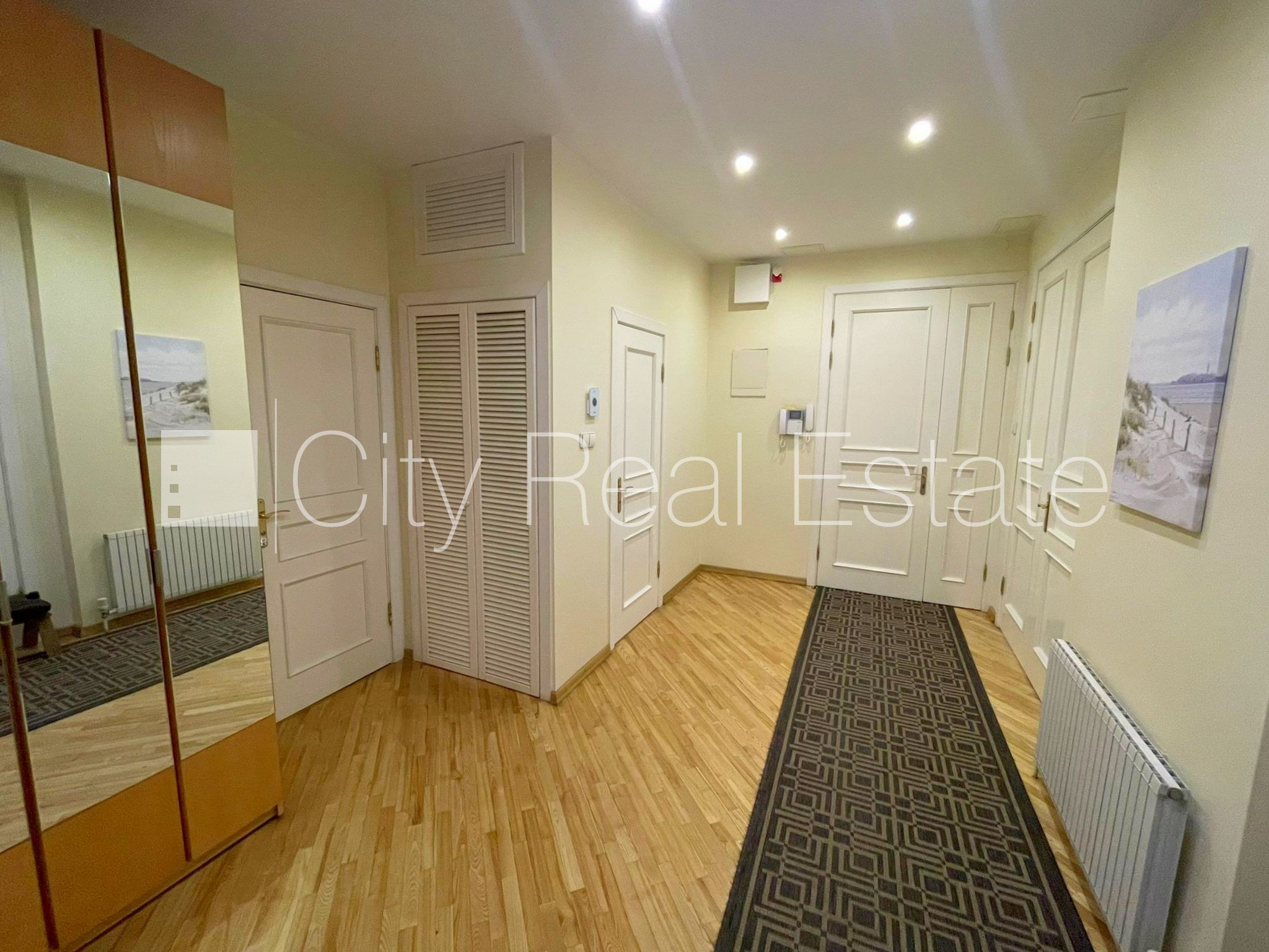 Объявление. Здание во дворе, закрытый двор, вход со двора, окна выходят во двор, количество спален 3 шт., Цена: 890 EUR/мес. Foto #21