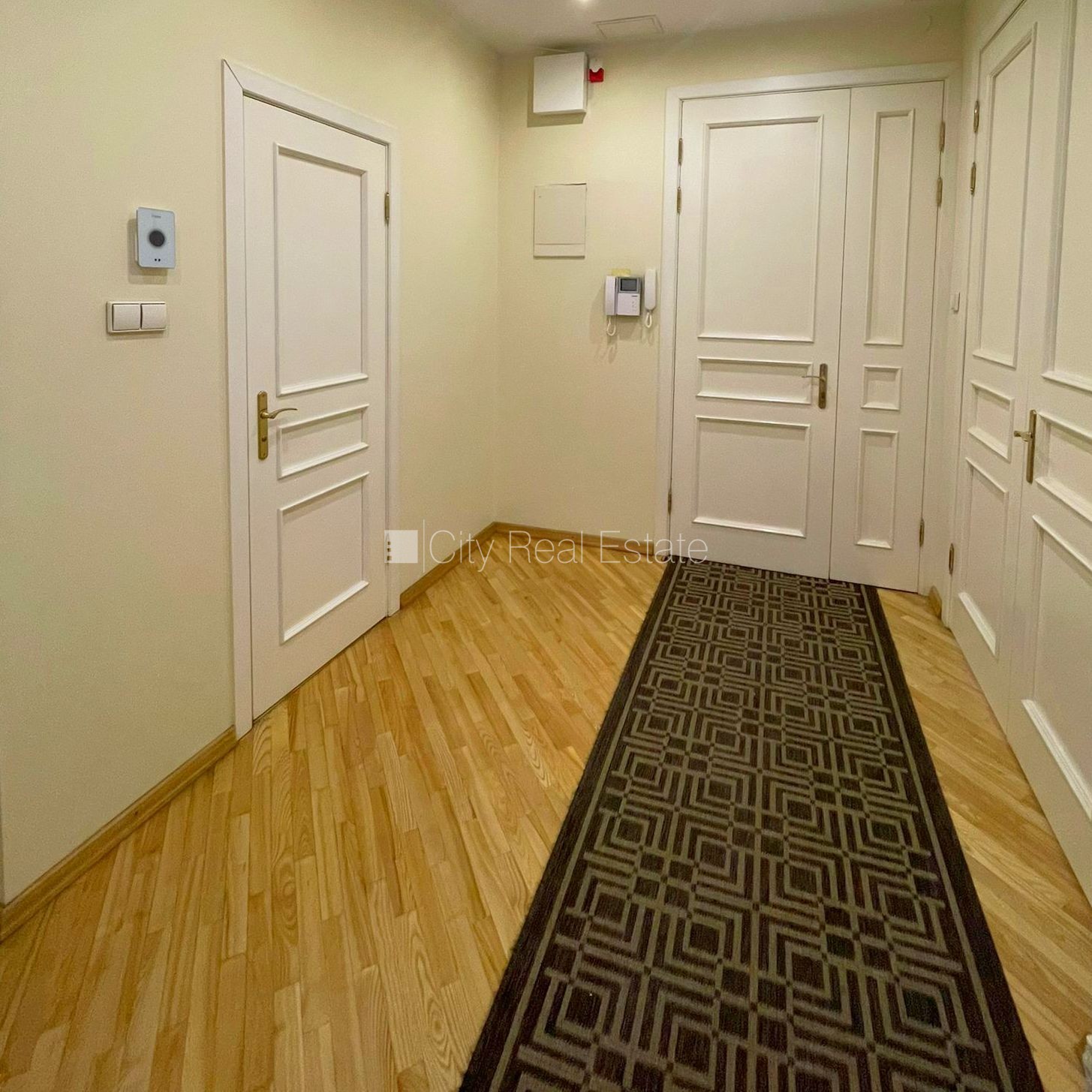 Объявление. Здание во дворе, закрытый двор, вход со двора, окна выходят во двор, количество спален 3 шт., Цена: 890 EUR/мес. Foto #22