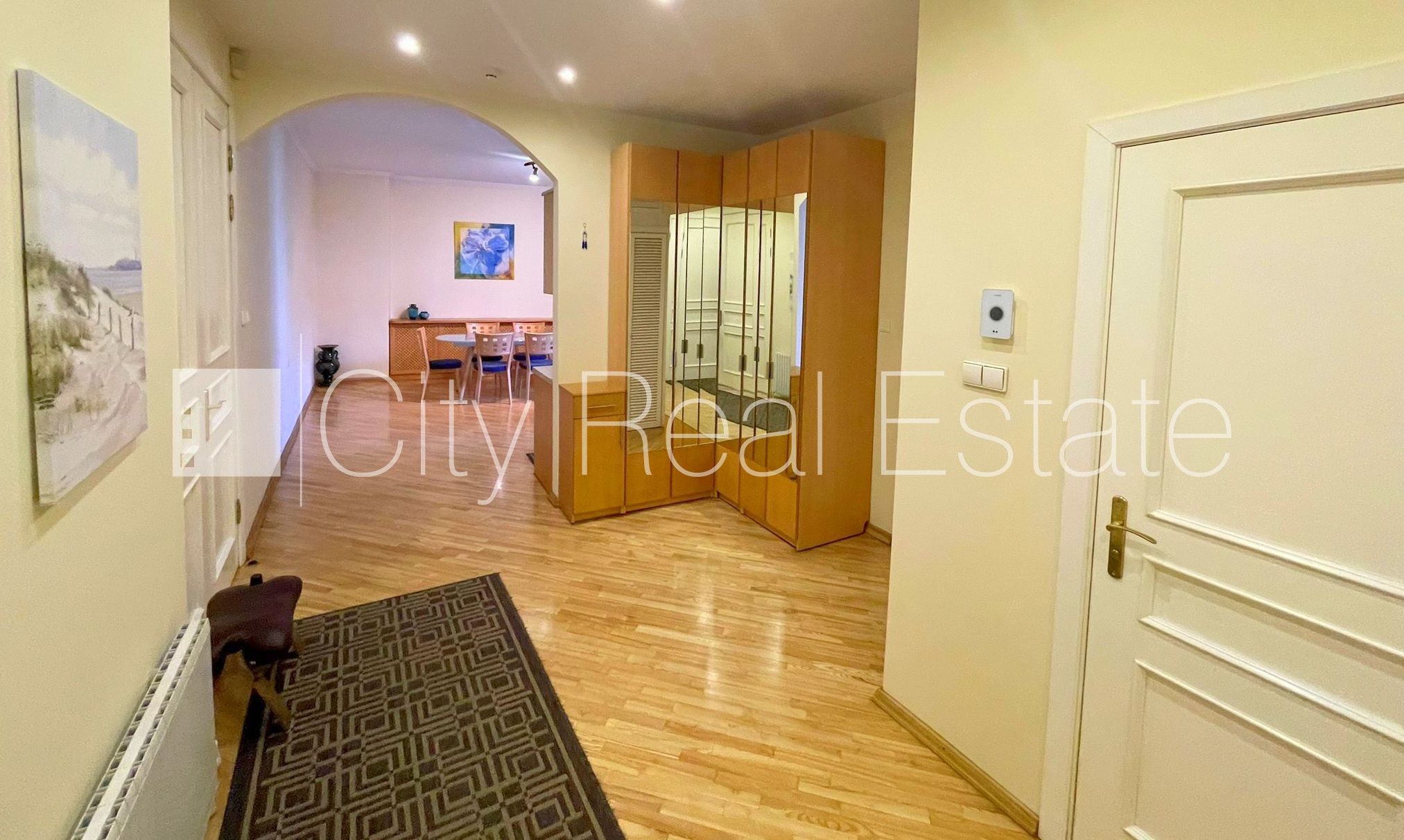 Объявление. Здание во дворе, закрытый двор, вход со двора, окна выходят во двор, количество спален 3 шт., Цена: 890 EUR/мес. Foto #23