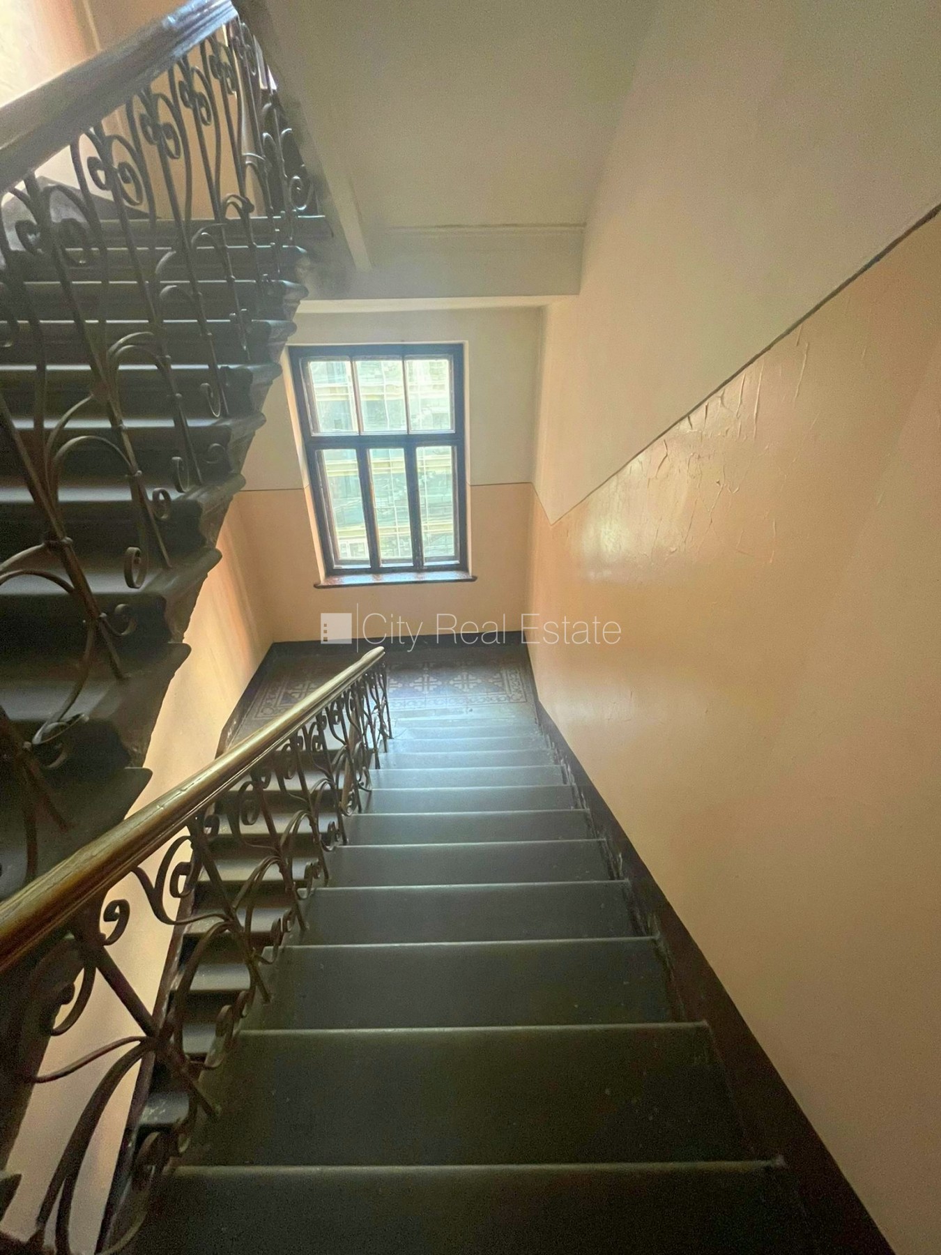 Объявление. Здание во дворе, закрытый двор, вход со двора, окна выходят во двор, количество спален 3 шт., Цена: 890 EUR/мес. Foto #25