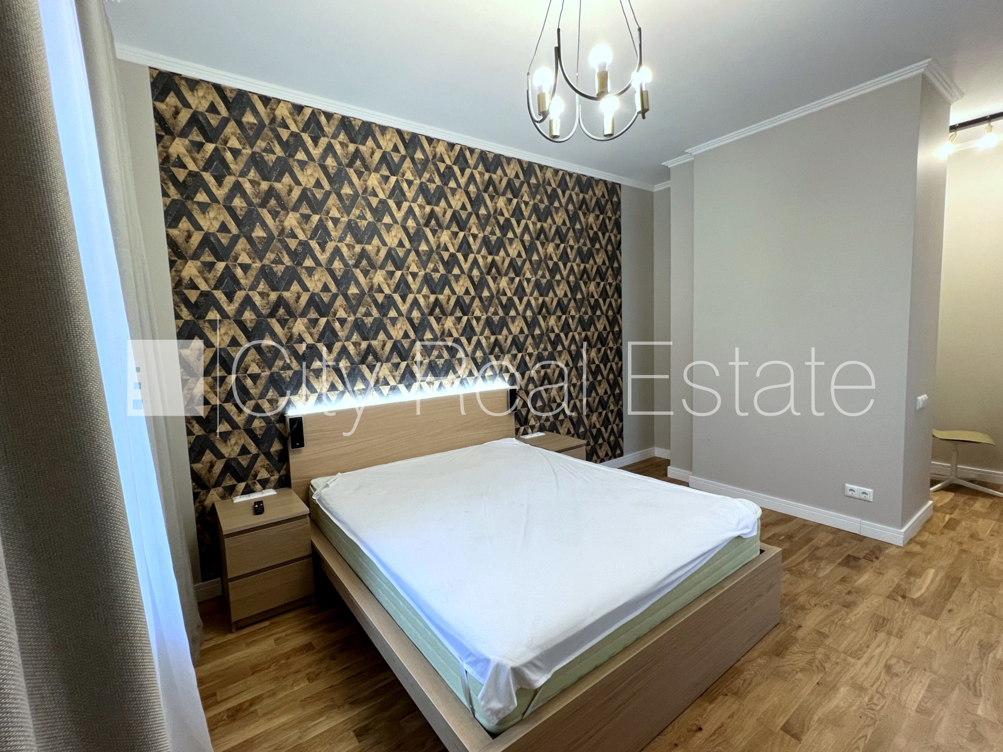 Sludinājumi. Fasādes māja, renovēta māja, bruģēts piebraucamais ceļš, iespēja nomāt autostāvvietu, kāpņu telpa Cena: 500 EUR/mēn Foto #1