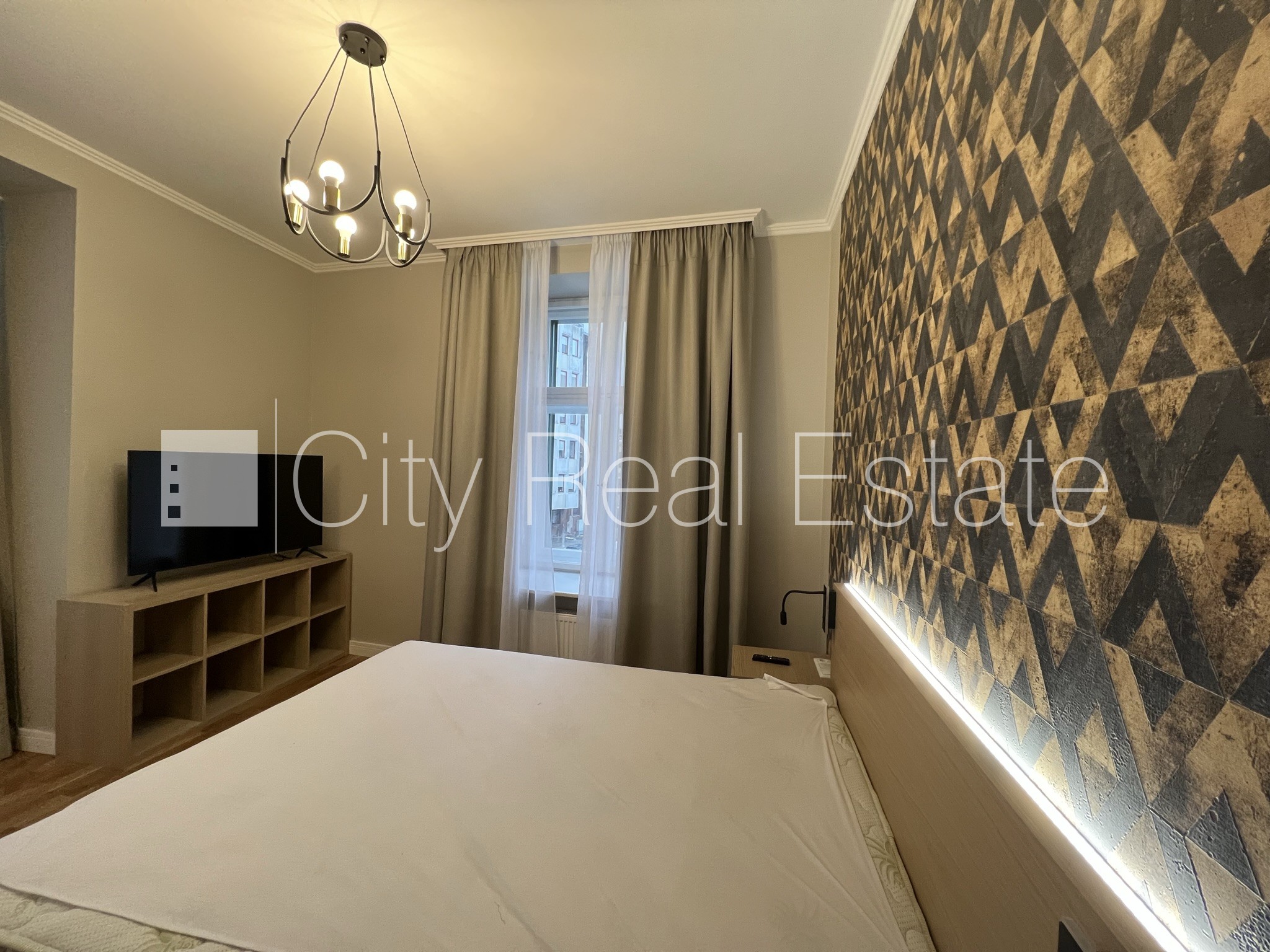 Sludinājumi. Fasādes māja, renovēta māja, bruģēts piebraucamais ceļš, iespēja nomāt autostāvvietu, kāpņu telpa Cena: 500 EUR/mēn Foto #2