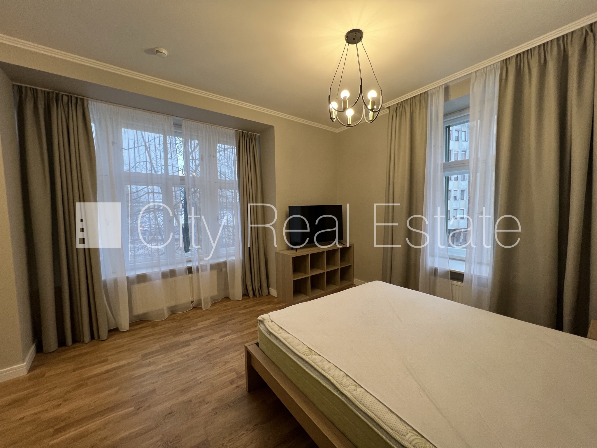 Sludinājumi. Fasādes māja, renovēta māja, bruģēts piebraucamais ceļš, iespēja nomāt autostāvvietu, kāpņu telpa Cena: 500 EUR/mēn Foto #3