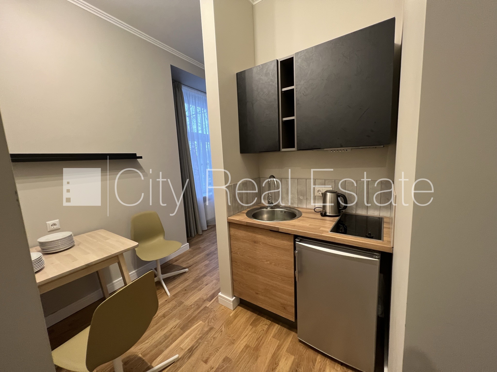 Sludinājumi. Fasādes māja, renovēta māja, bruģēts piebraucamais ceļš, iespēja nomāt autostāvvietu, kāpņu telpa Cena: 500 EUR/mēn Foto #5