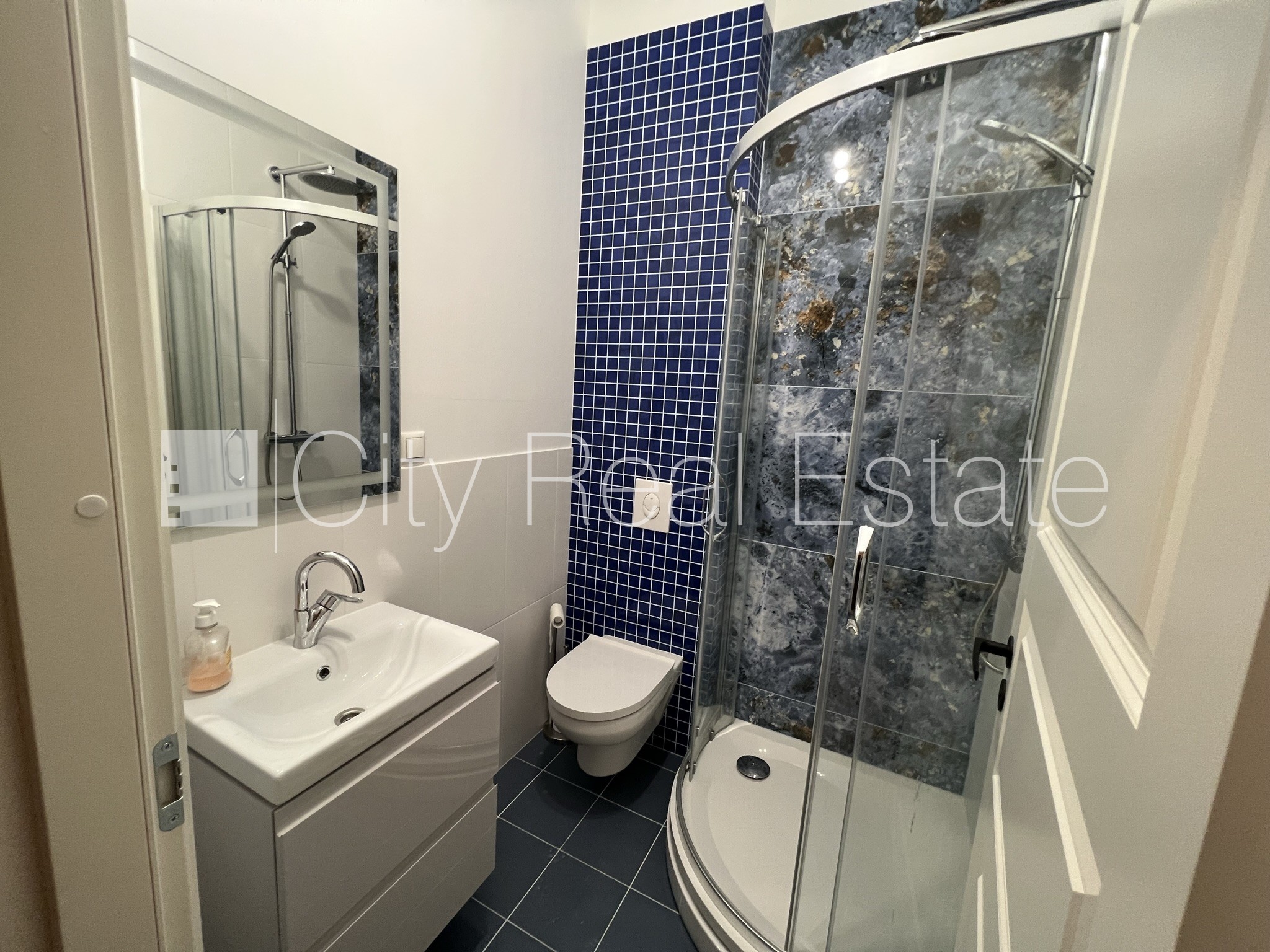 Sludinājumi. Fasādes māja, renovēta māja, bruģēts piebraucamais ceļš, iespēja nomāt autostāvvietu, kāpņu telpa Cena: 500 EUR/mēn Foto #7