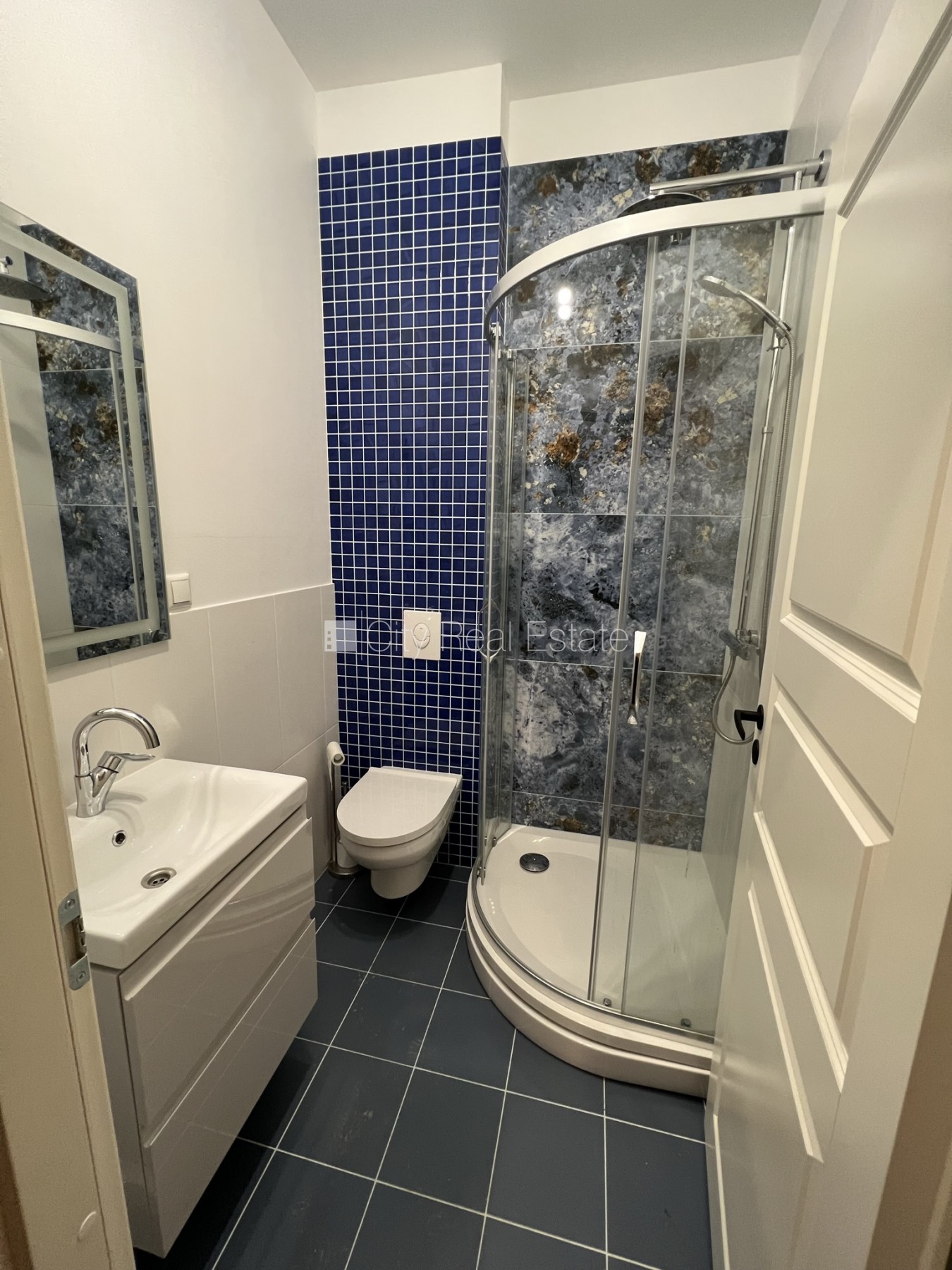 Sludinājumi. Fasādes māja, renovēta māja, bruģēts piebraucamais ceļš, iespēja nomāt autostāvvietu, kāpņu telpa Cena: 500 EUR/mēn Foto #8