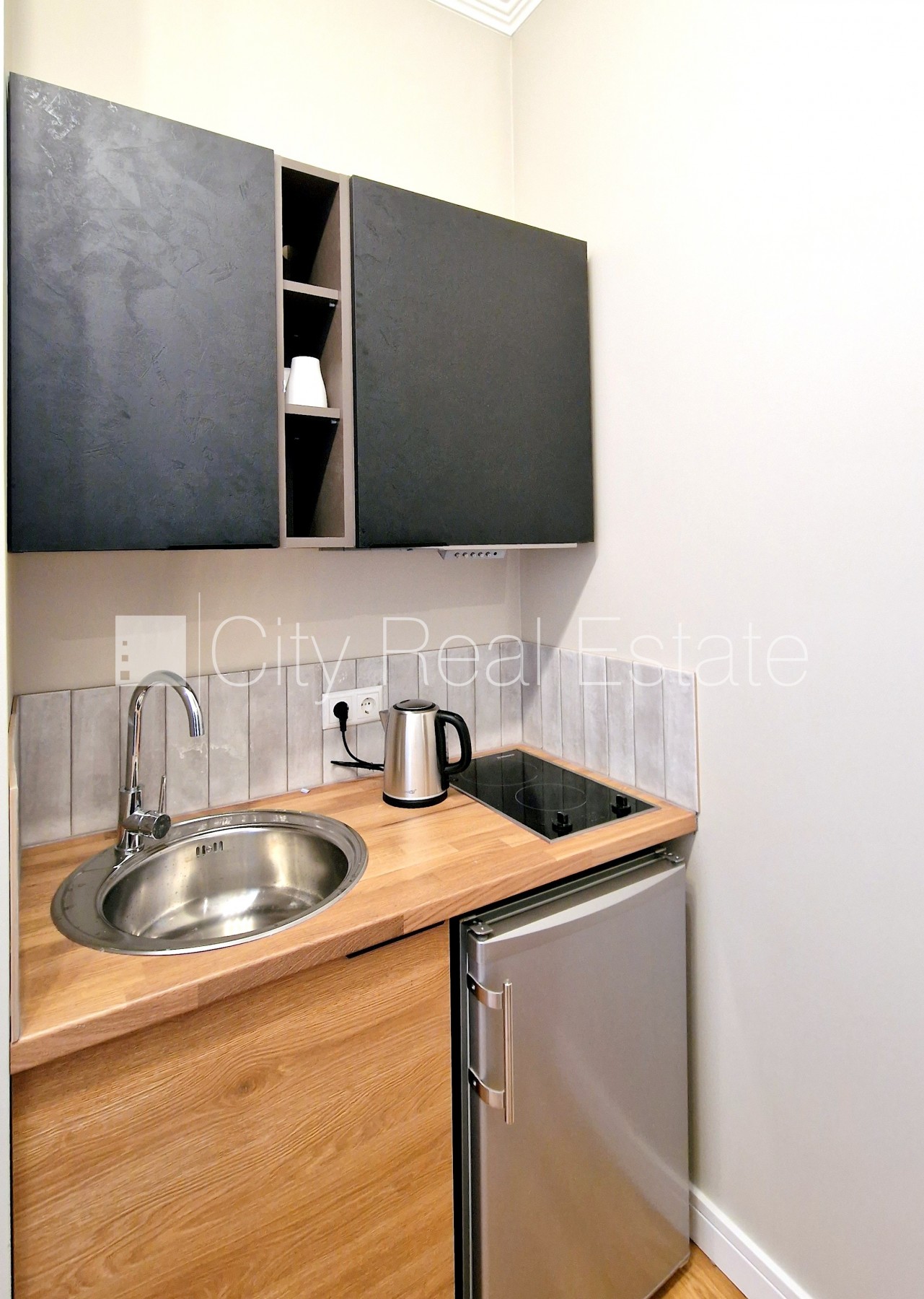 Sludinājumi. Fasādes māja, renovēta māja, labiekārtota apzaļumota teritorija, bruģēts piebraucamais ceļš, Cena: 500 EUR/mēn Foto #3