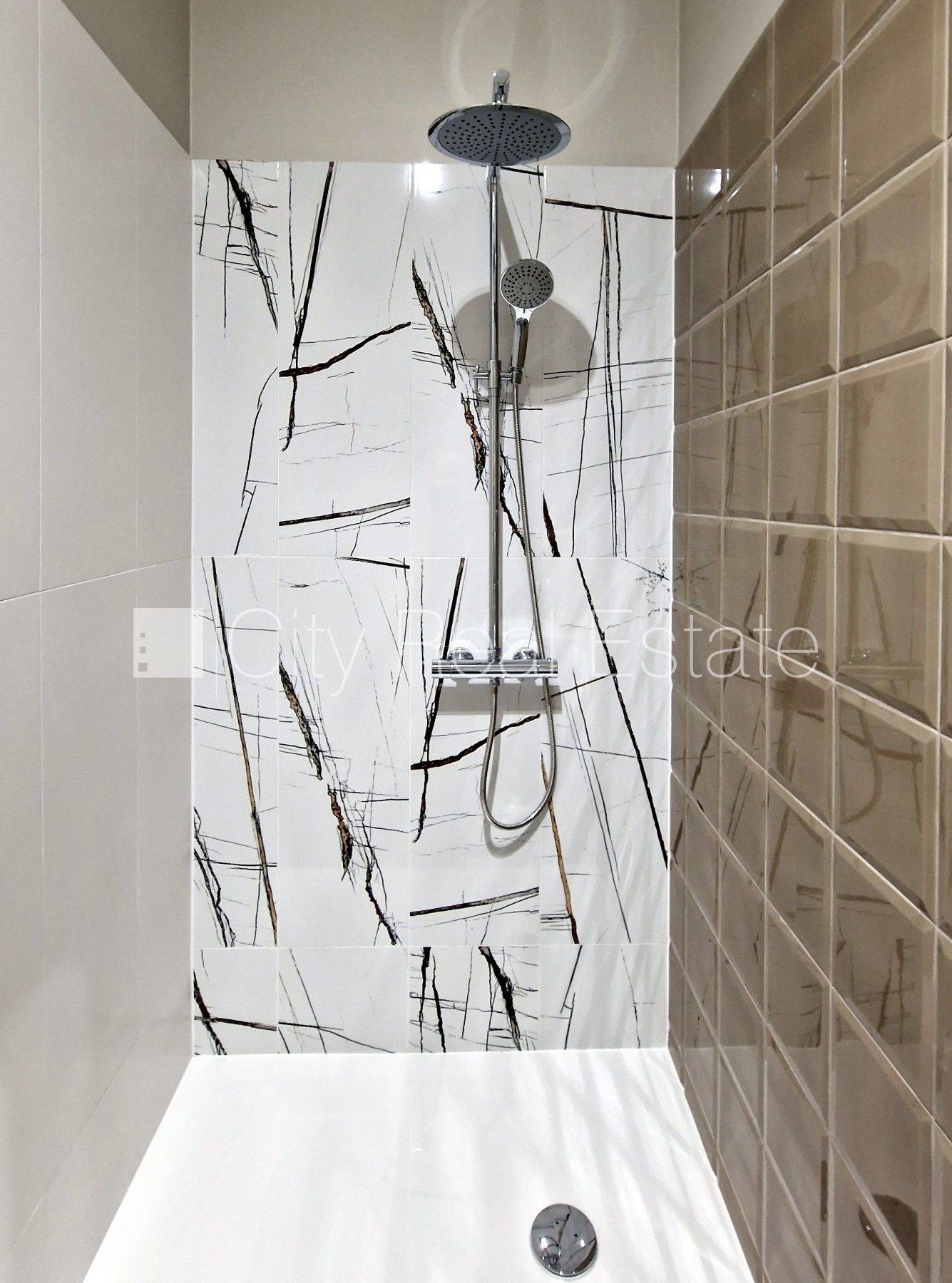 Sludinājumi. Fasādes māja, renovēta māja, labiekārtota apzaļumota teritorija, bruģēts piebraucamais ceļš, Cena: 500 EUR/mēn Foto #4