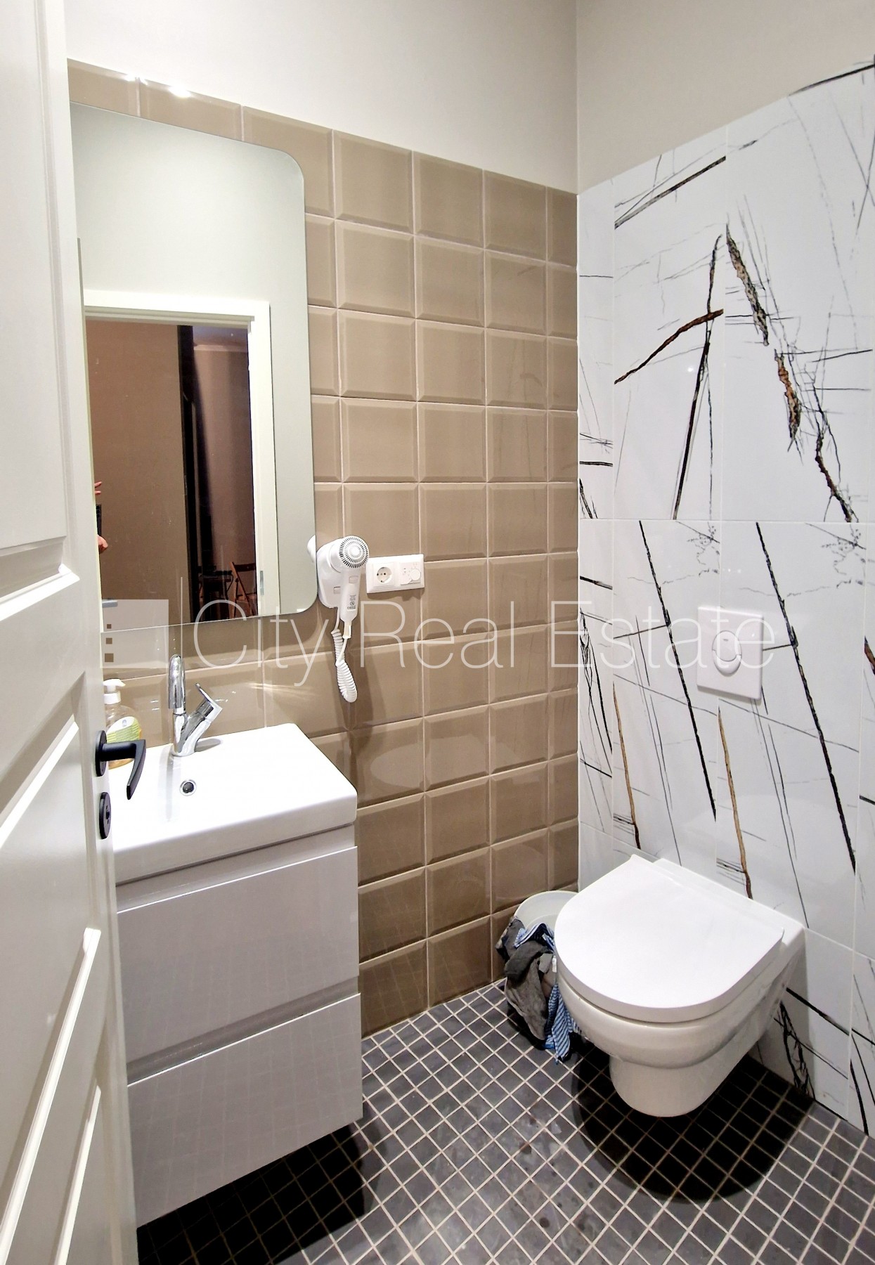 Sludinājumi. Fasādes māja, renovēta māja, labiekārtota apzaļumota teritorija, bruģēts piebraucamais ceļš, Cena: 500 EUR/mēn Foto #5