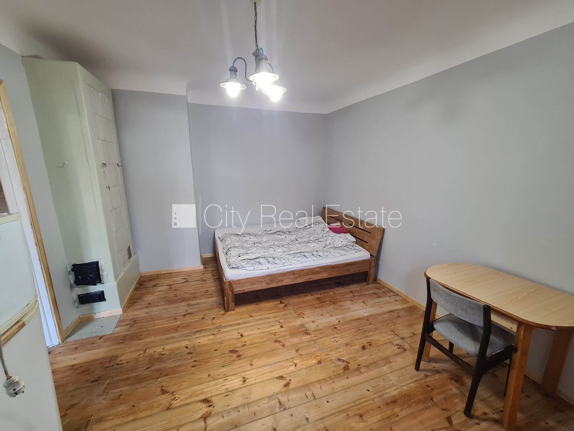 Sludinājumi. Fasādes māja, ieeja no ielas, logi vērsti uz ielas pusi, istaba izolēta, virtuve, augstie griesti, Cena: 250 EUR/mēn Foto #4