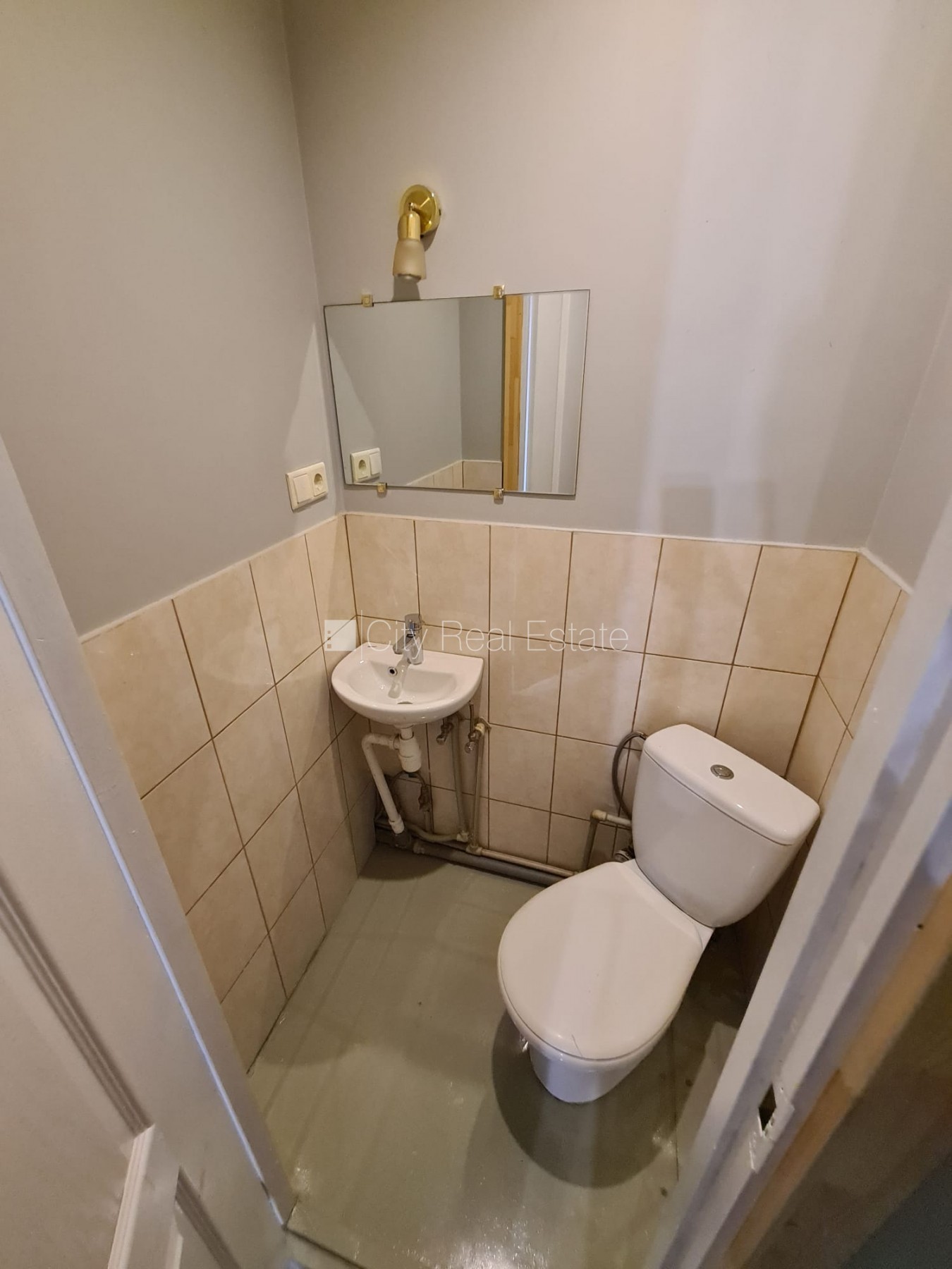 Sludinājumi. Fasādes māja, ieeja no ielas, logi vērsti uz ielas pusi, istaba izolēta, virtuve, augstie griesti, Cena: 250 EUR/mēn Foto #14