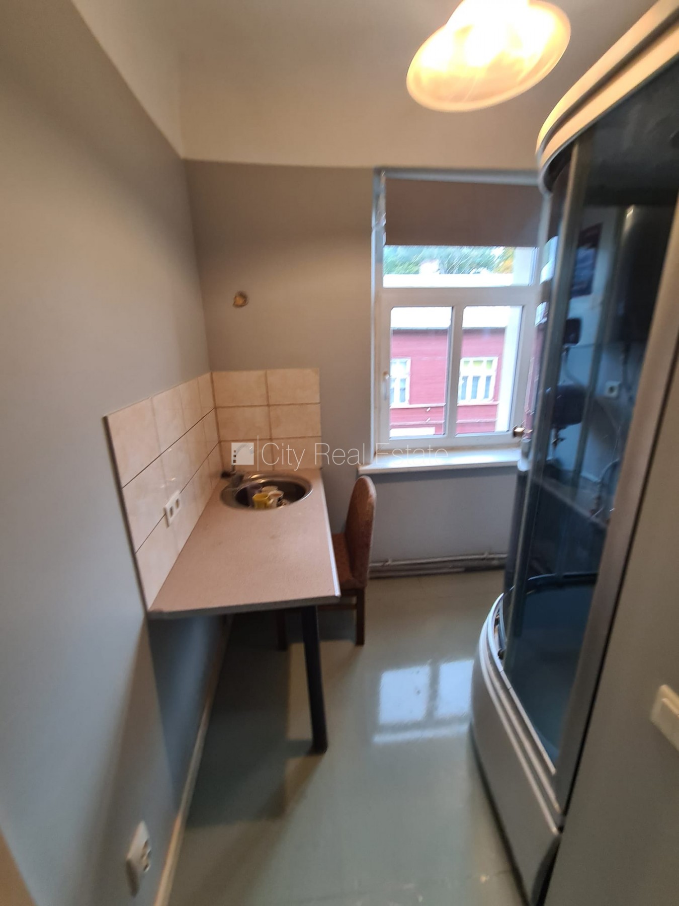 Sludinājumi. Fasādes māja, ieeja no ielas, logi vērsti uz ielas pusi, istaba izolēta, virtuve, augstie griesti, Cena: 250 EUR/mēn Foto #10