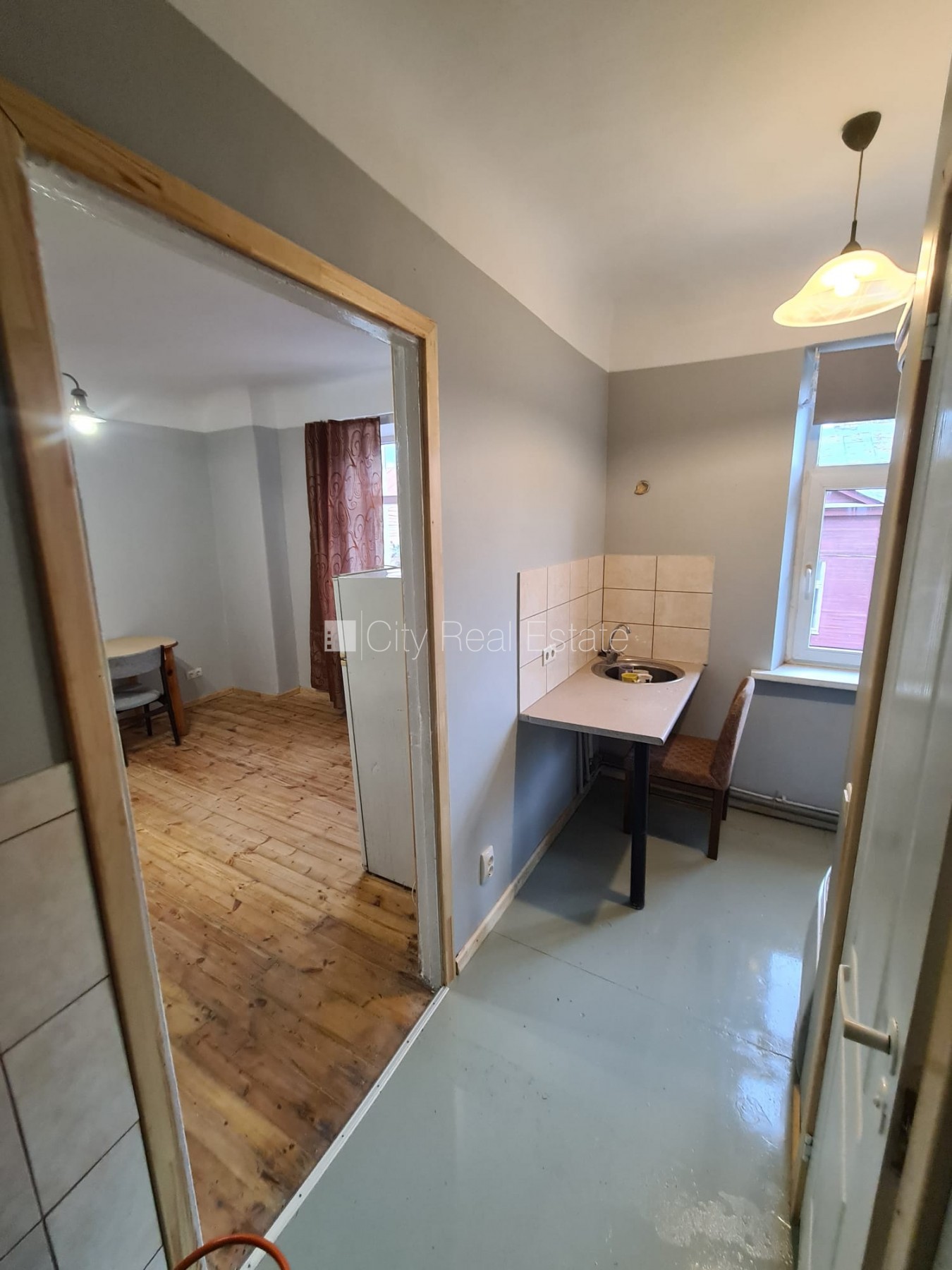 Sludinājumi. Fasādes māja, ieeja no ielas, logi vērsti uz ielas pusi, istaba izolēta, virtuve, augstie griesti, Cena: 250 EUR/mēn Foto #8