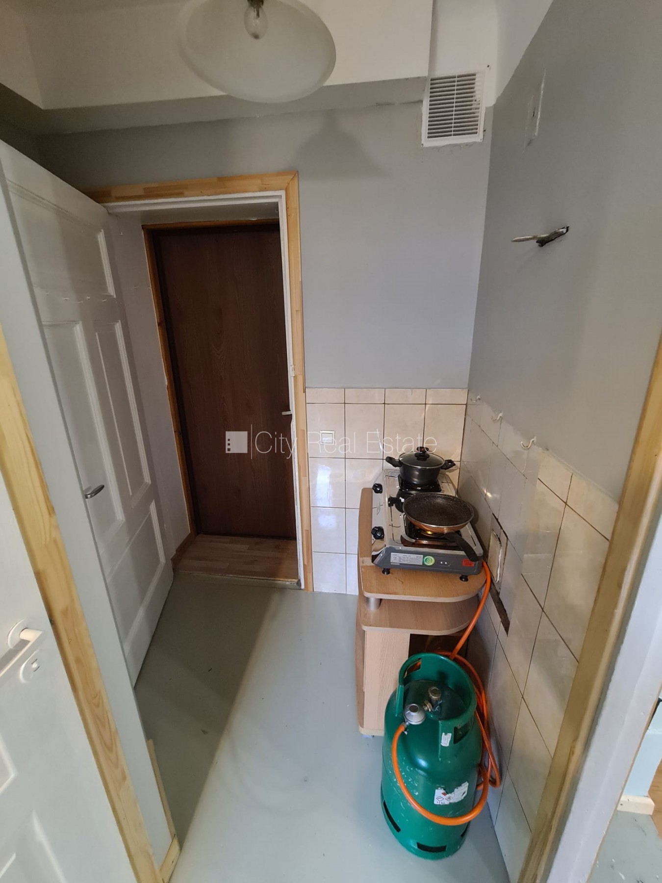 Sludinājumi. Fasādes māja, ieeja no ielas, logi vērsti uz ielas pusi, istaba izolēta, virtuve, augstie griesti, Cena: 250 EUR/mēn Foto #15