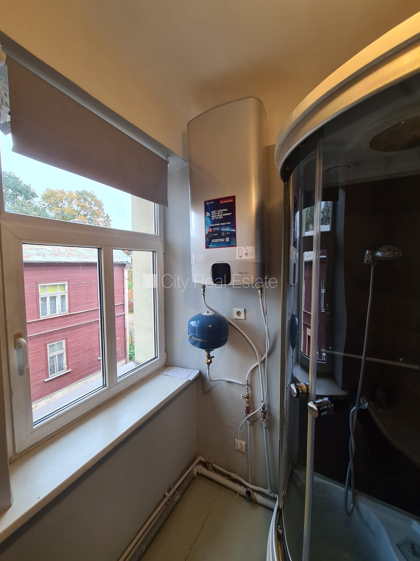 Sludinājumi. Fasādes māja, ieeja no ielas, logi vērsti uz ielas pusi, istaba izolēta, virtuve, augstie griesti, Cena: 250 EUR/mēn Foto #13