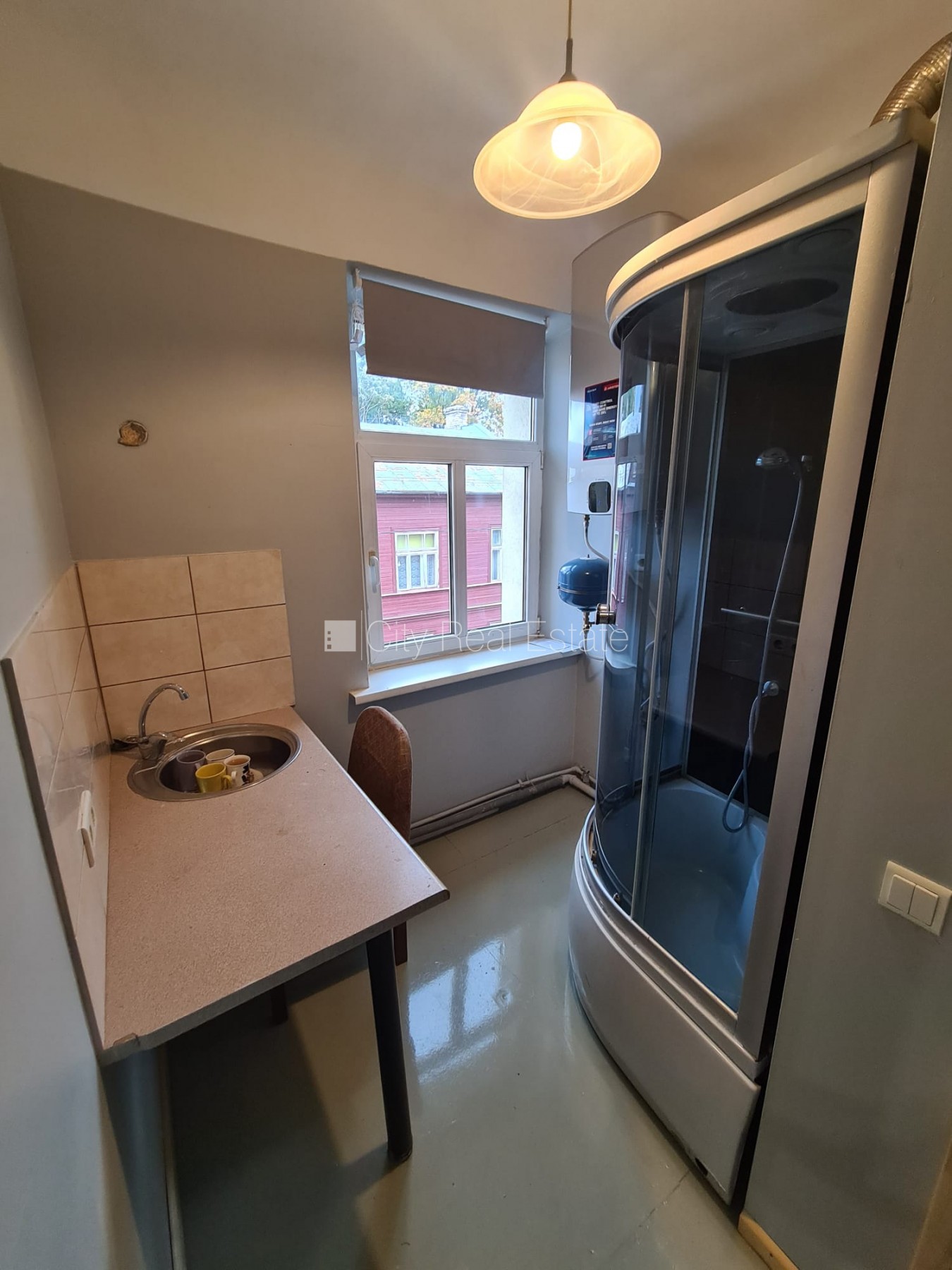 Sludinājumi. Fasādes māja, ieeja no ielas, logi vērsti uz ielas pusi, istaba izolēta, virtuve, augstie griesti, Cena: 250 EUR/mēn Foto #11