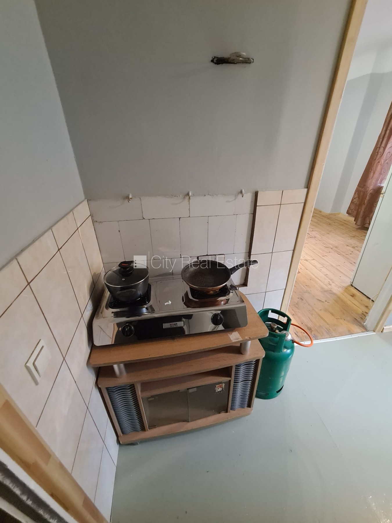 Sludinājumi. Fasādes māja, ieeja no ielas, logi vērsti uz ielas pusi, istaba izolēta, virtuve, augstie griesti, Cena: 250 EUR/mēn Foto #9