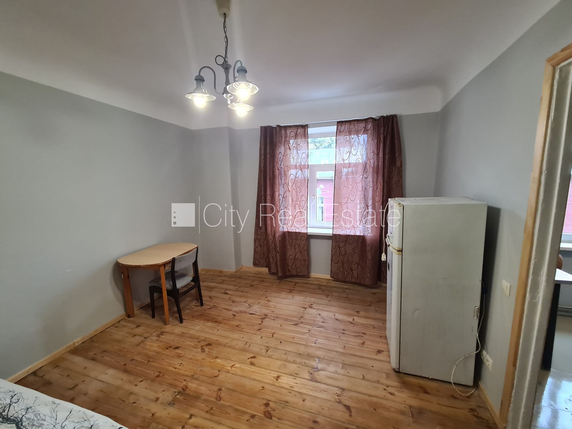 Sludinājumi. Fasādes māja, ieeja no ielas, logi vērsti uz ielas pusi, istaba izolēta, virtuve, augstie griesti, Cena: 250 EUR/mēn Foto #5