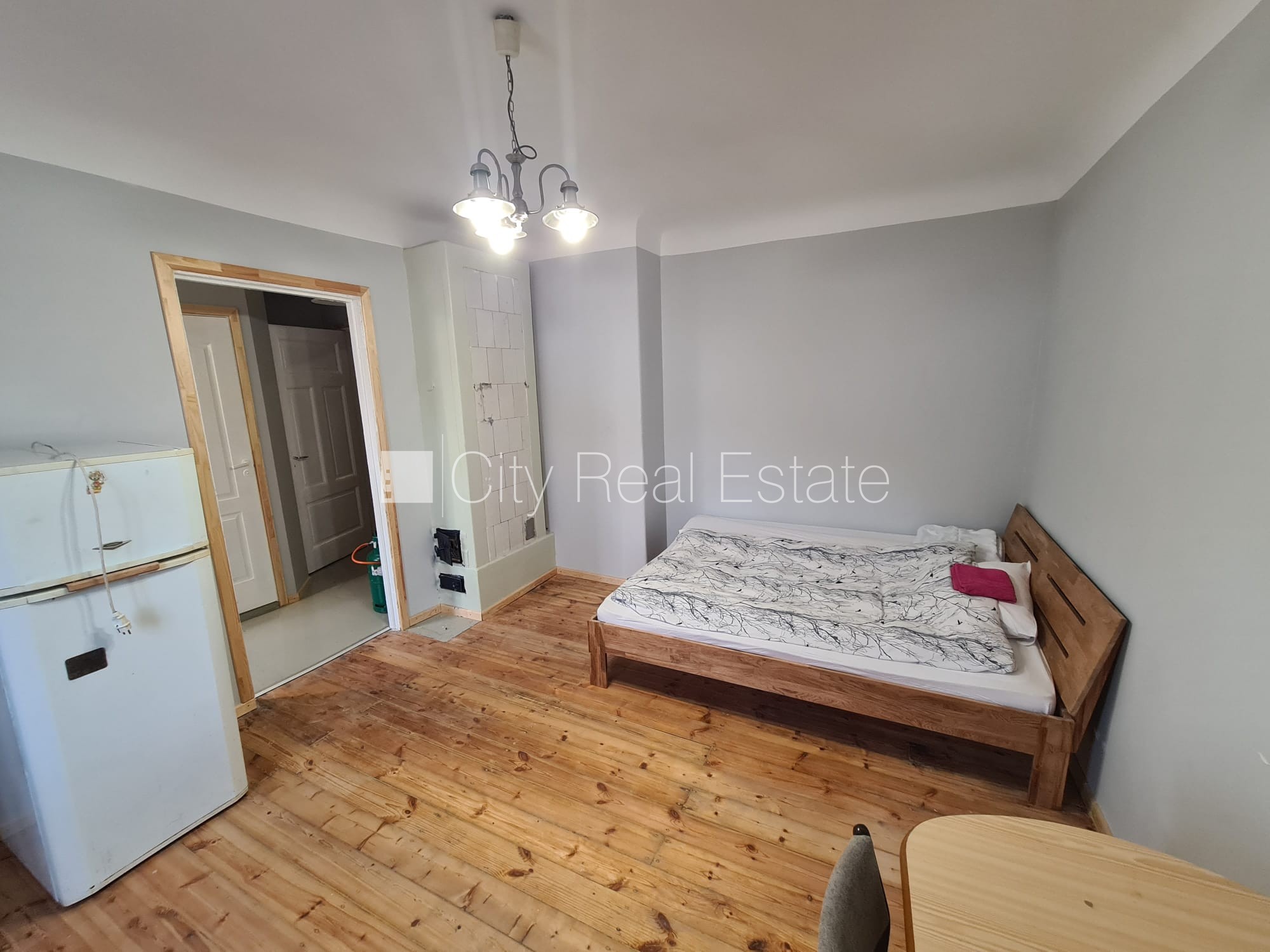 Sludinājumi. Fasādes māja, ieeja no ielas, logi vērsti uz ielas pusi, istaba izolēta, virtuve, augstie griesti, Cena: 250 EUR/mēn Foto #6