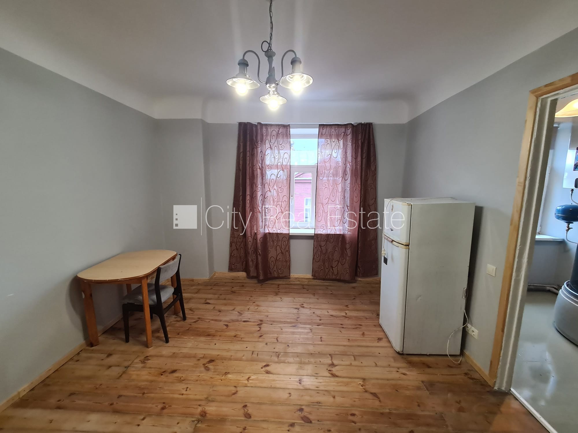 Sludinājumi. Fasādes māja, ieeja no ielas, logi vērsti uz ielas pusi, istaba izolēta, virtuve, augstie griesti, Cena: 250 EUR/mēn Foto #7