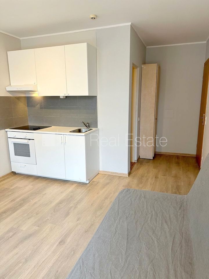 Объявление. Фасадный дом, реновированный дом, вход с улицы и со двора, лестничная клетка после косметического Цена: 300 EUR/мес. Foto #5