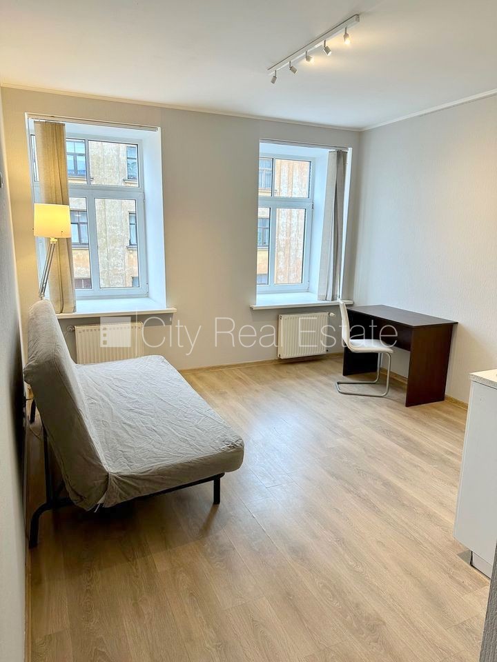 Объявление. Фасадный дом, реновированный дом, вход с улицы и со двора, лестничная клетка после косметического Цена: 300 EUR/мес. Foto #1