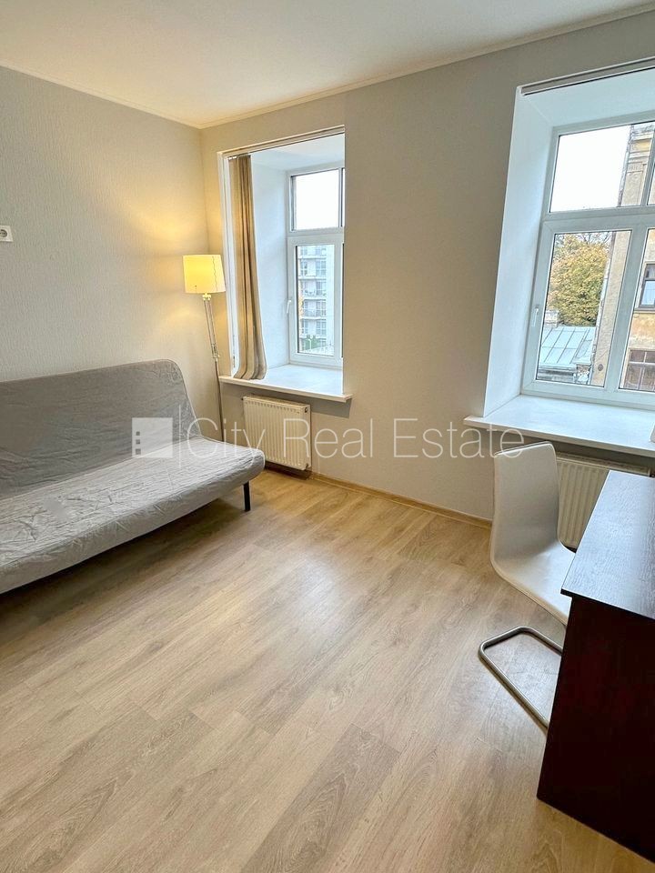 Объявление. Фасадный дом, реновированный дом, вход с улицы и со двора, лестничная клетка после косметического Цена: 300 EUR/мес. Foto #3