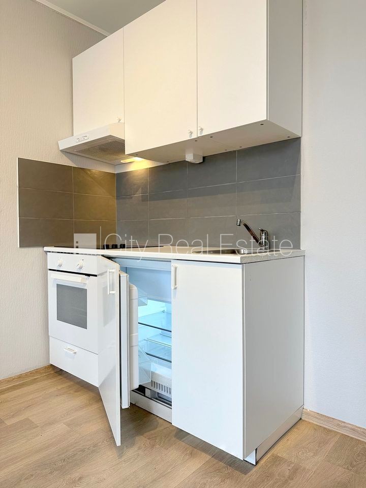 Объявление. Фасадный дом, реновированный дом, вход с улицы и со двора, лестничная клетка после косметического Цена: 300 EUR/мес. Foto #6