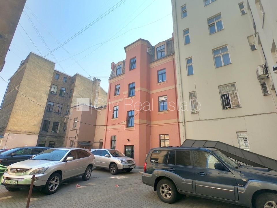 Объявление. Фасадный дом, реновированный дом, вход с улицы и со двора, лестничная клетка после косметического Цена: 300 EUR/мес. Foto #14