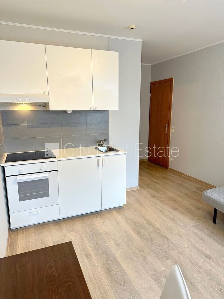 Объявление. Фасадный дом, реновированный дом, вход с улицы и со двора, лестничная клетка после косметического Цена: 300 EUR/мес. Foto #7