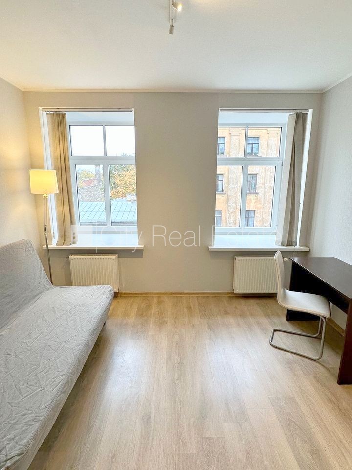 Объявление. Фасадный дом, реновированный дом, вход с улицы и со двора, лестничная клетка после косметического Цена: 300 EUR/мес. Foto #2