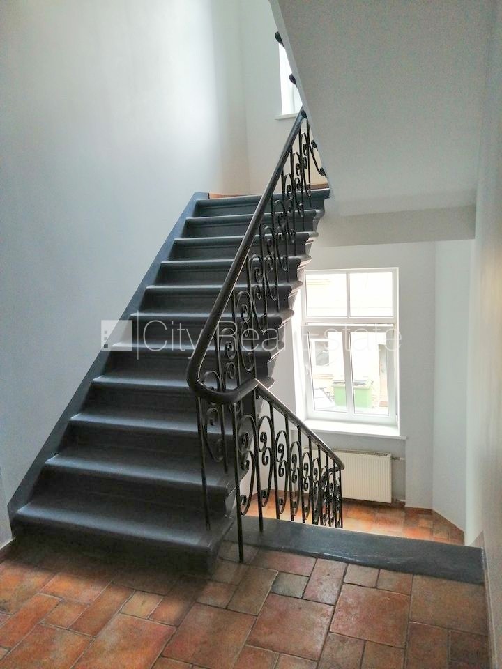 Объявление. Фасадный дом, реновированный дом, вход с улицы и со двора, лестничная клетка после косметического Цена: 300 EUR/мес. Foto #10